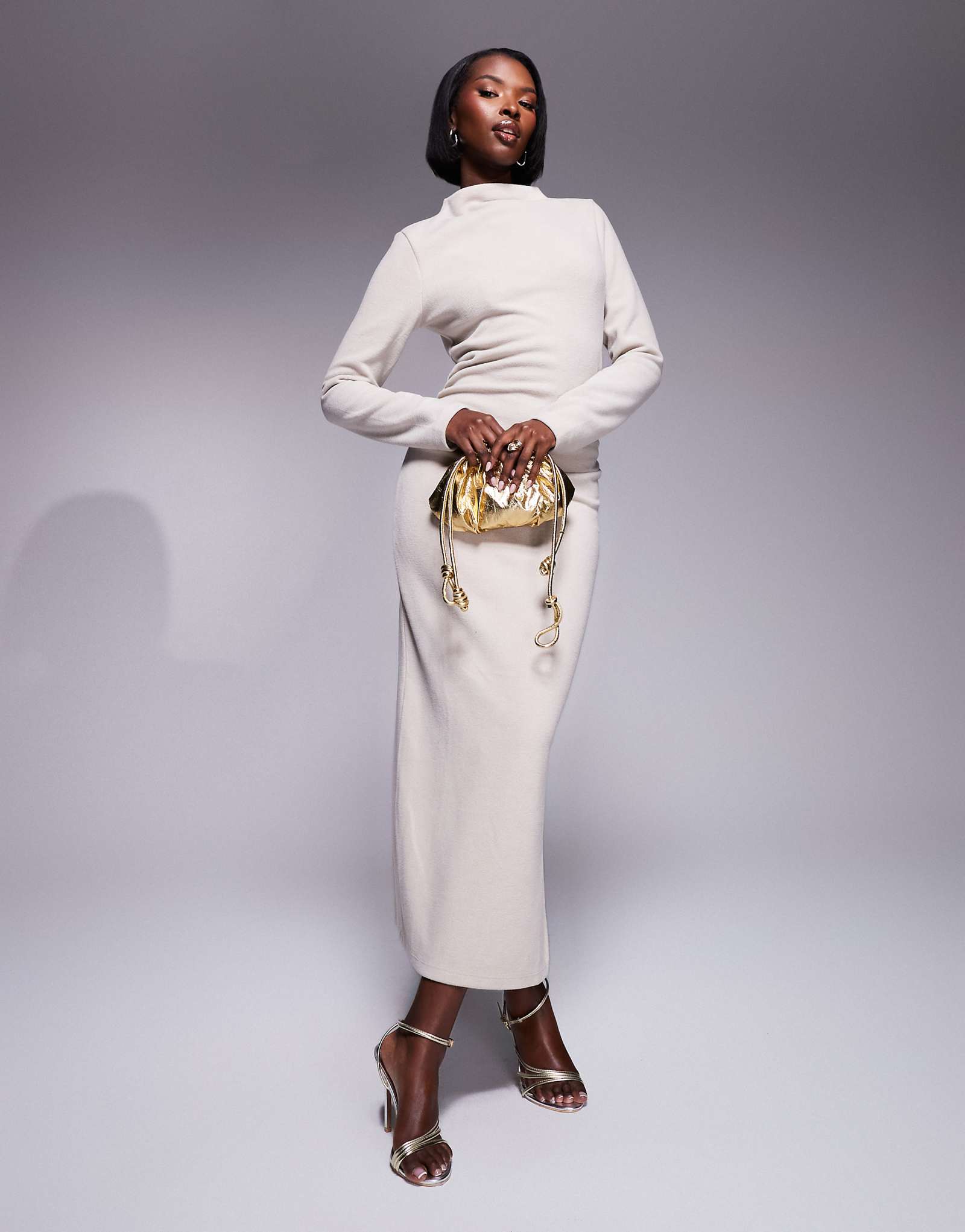 Уютное платье миди с рюшами River Island бежевого цвета 8990₽