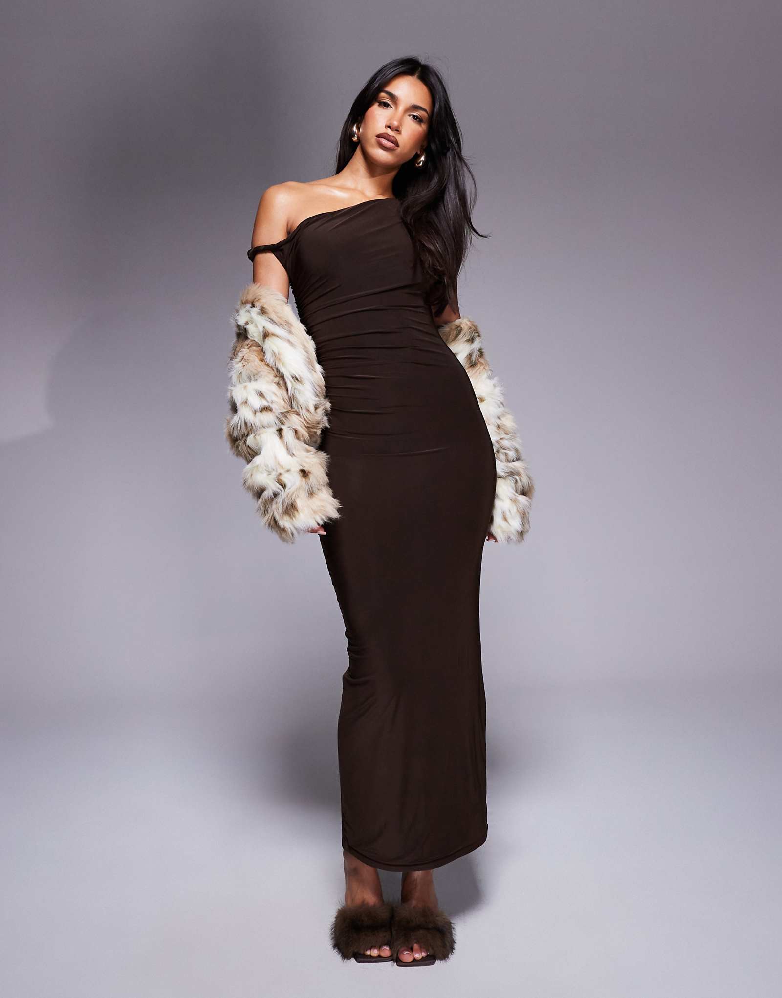 Облегающее макси-платье Kaiia с открытыми плечами и перекрученными бретельками шоколадно-коричневого цвета 13390₽