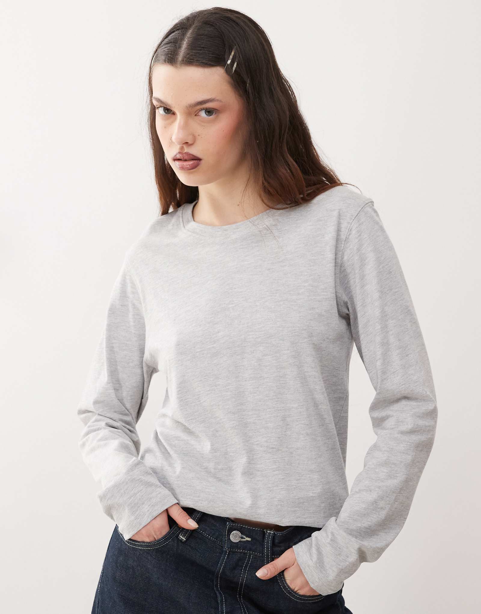 Футболка с длинным рукавом Weekday Essence серого меланжевого цвета 3290₽