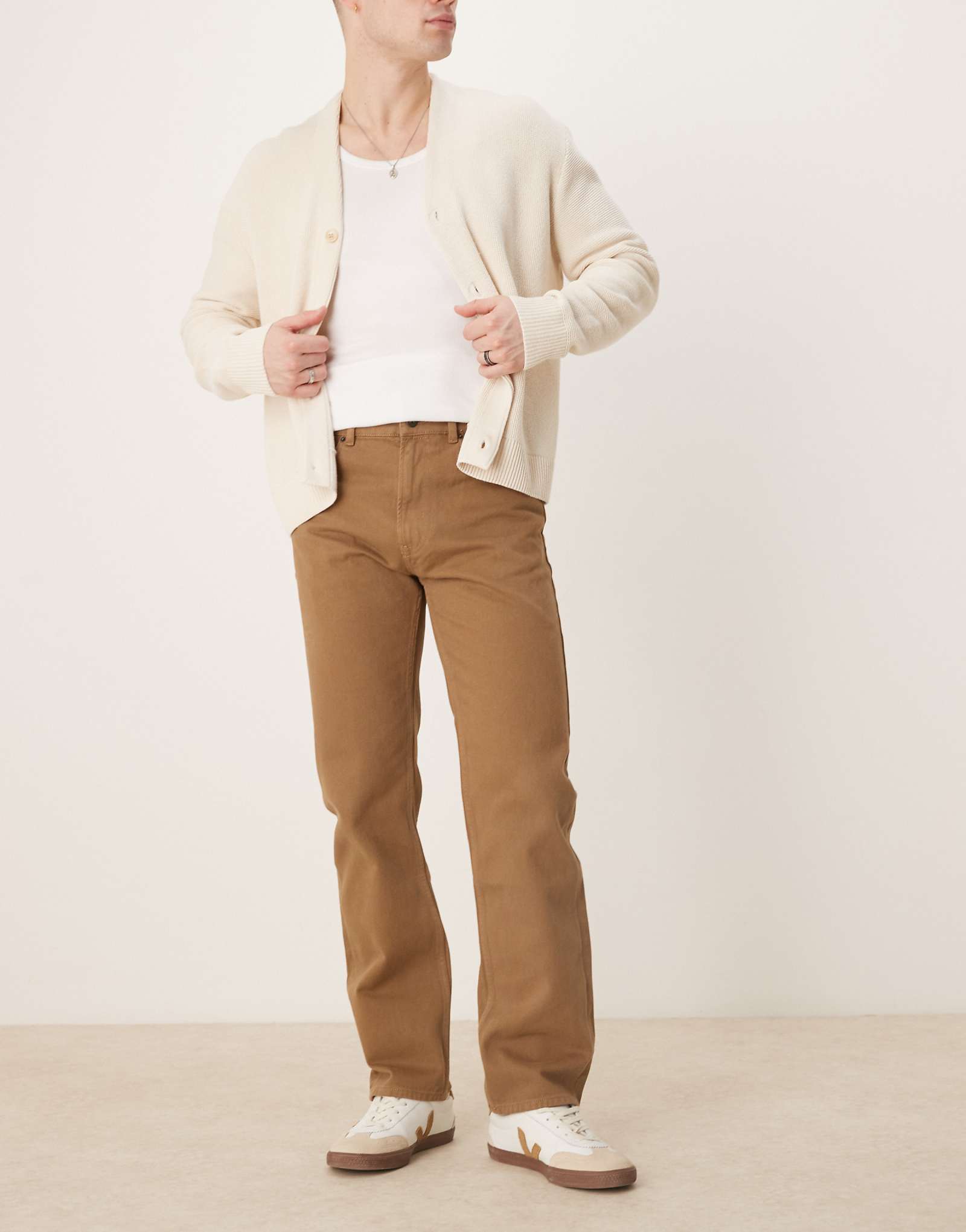 Винтажные застиранные джинсы Mango прямого кроя светло-коричневого цвета 9490₽