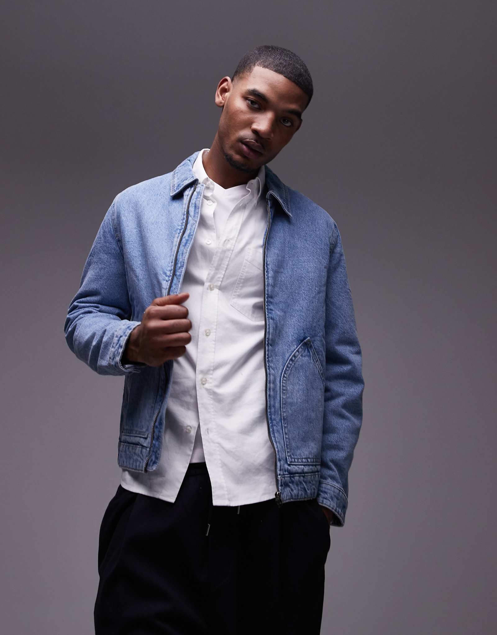 Джинсовая куртка Mango на молнии светло-голубого цвета 10590₽