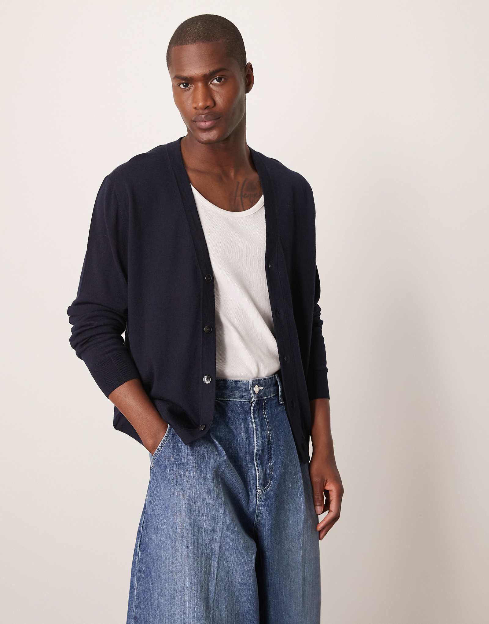 Вязаный кардиган цвета манго темно-синего цвета 12390₽