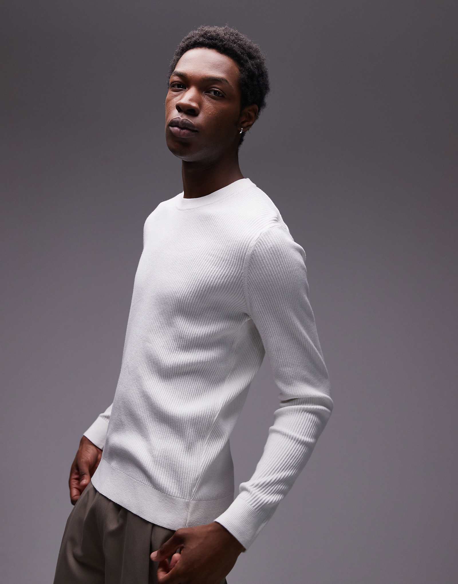 Вязаный свитер с круглым вырезом из манго цвета экрю 7090₽