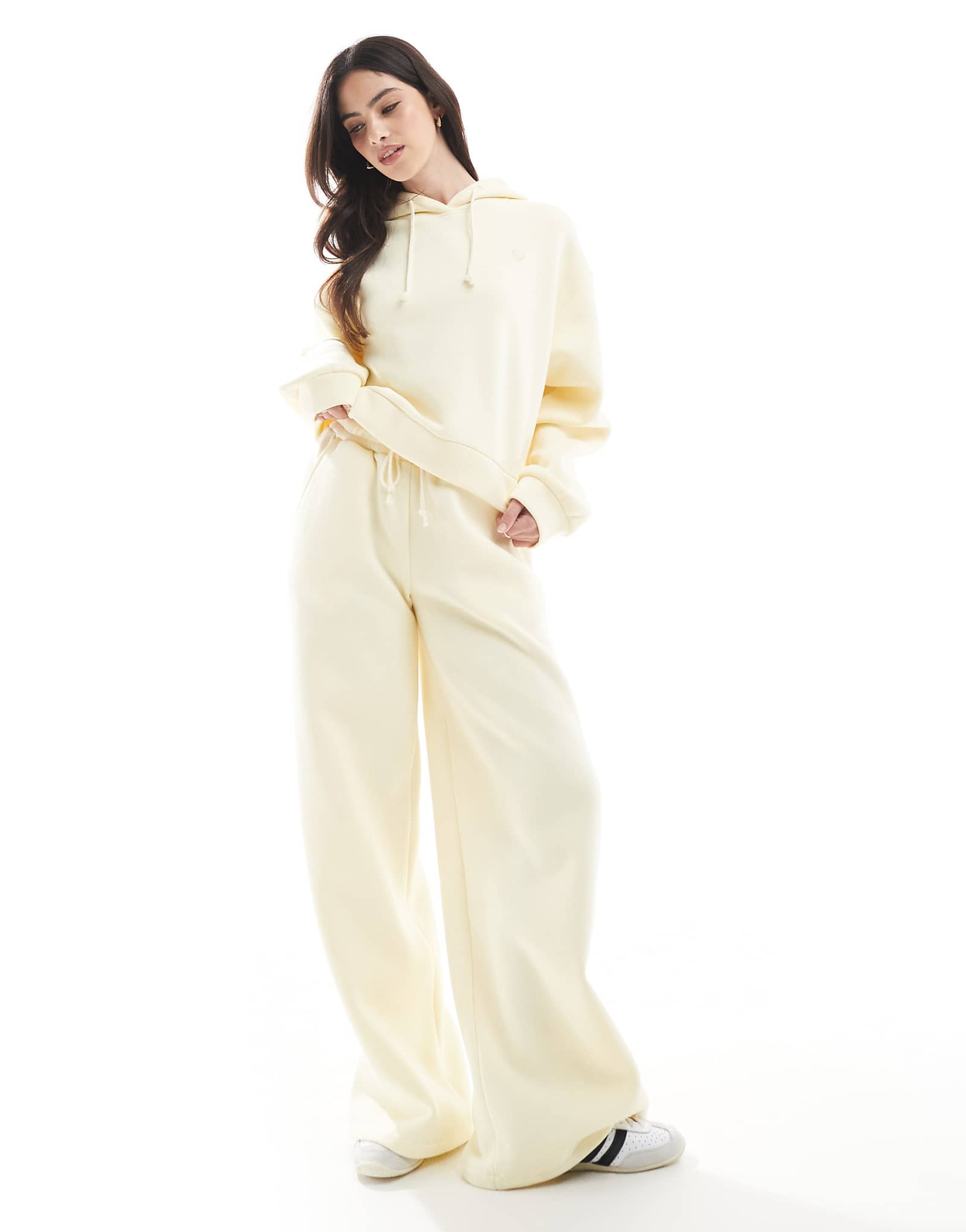 Широкие спортивные брюки Miss Selfridge с плотной флисовой подкладкой цвета сливочного масла - часть комплекта 7790₽