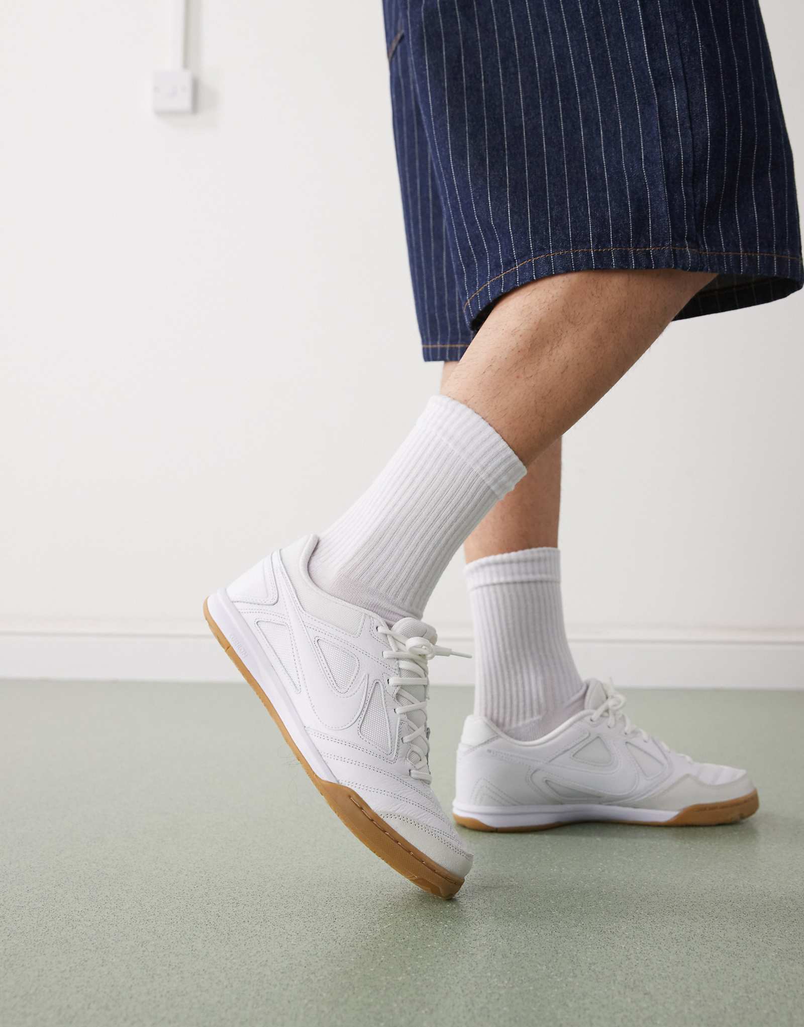 Кроссовки Nike Gato белого и черного цветов 23490₽