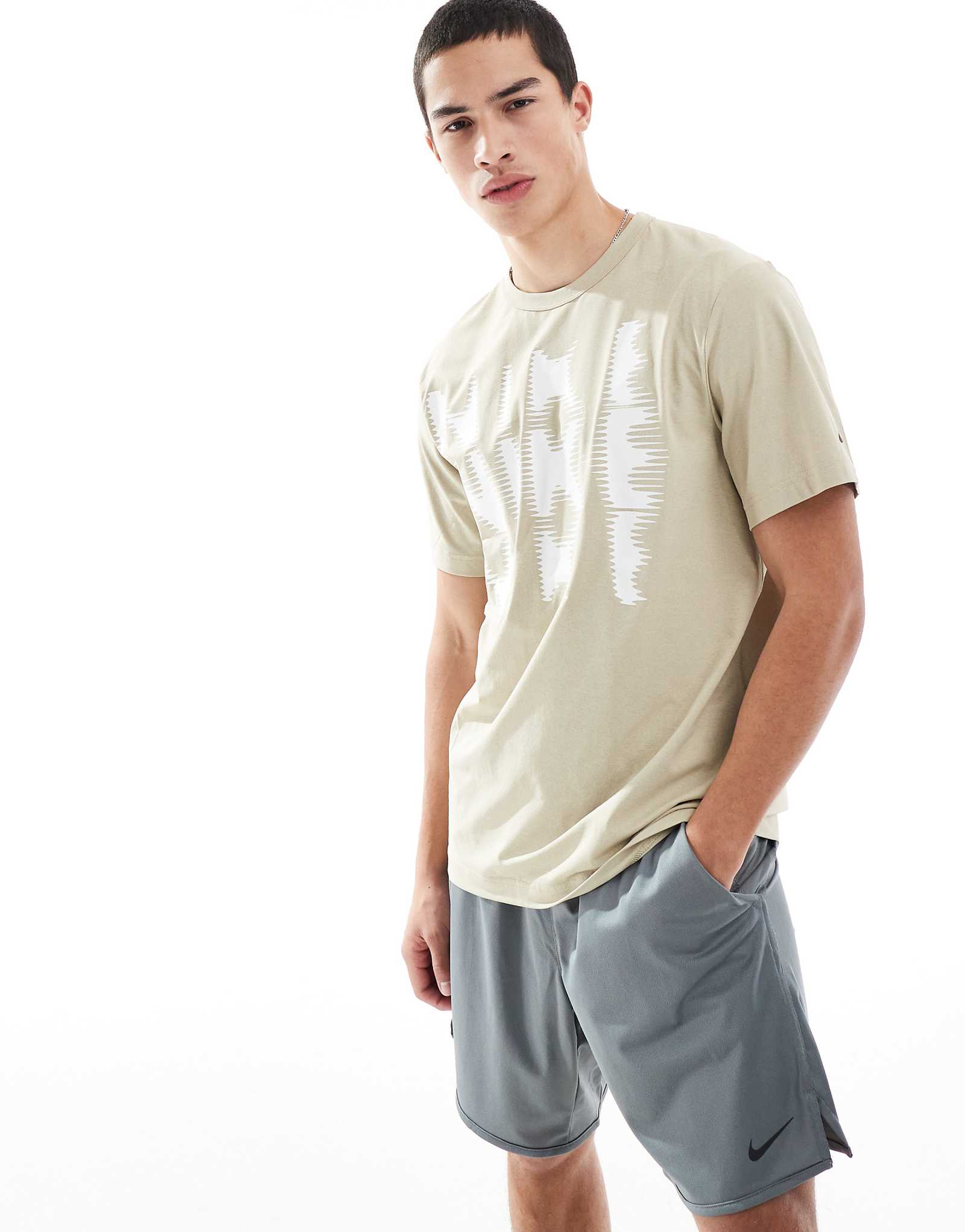 Бежевая футболка Nike Training с графическим рисунком в виде размытых свушей