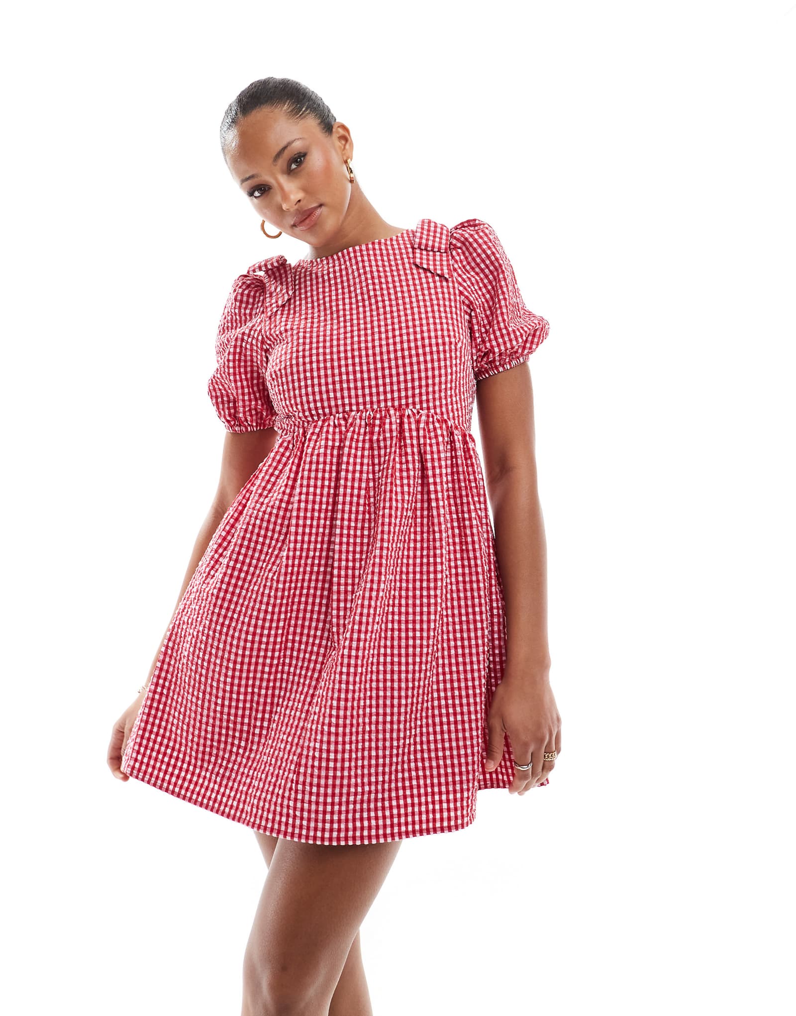 Эксклюзивное мини-платье-халат Frolic с бантом на плече и пышными рукавами и завязкой сзади в красную клетку 7390₽