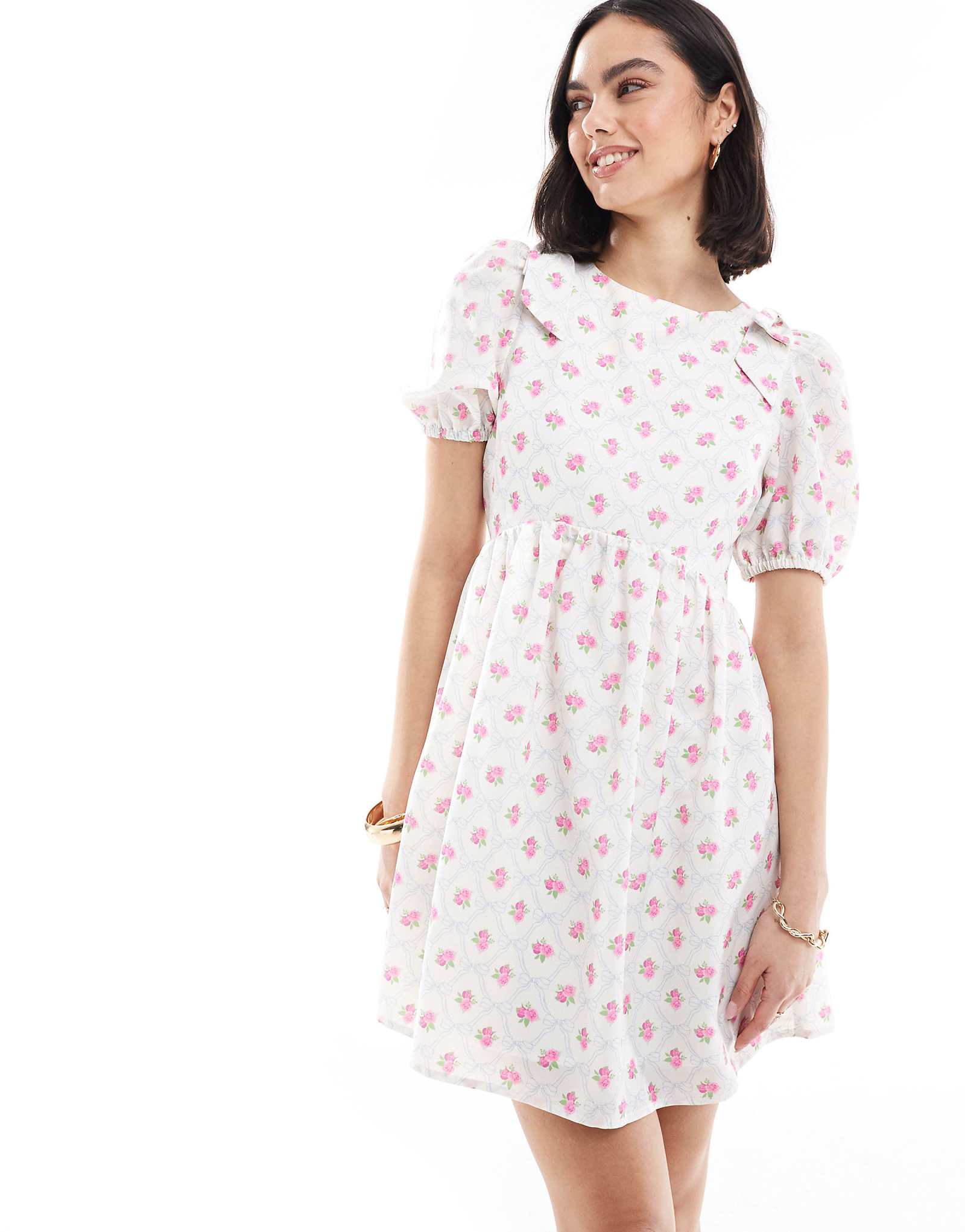 Эксклюзивное мини-платье-халат Frolic с бантиком на плече и пышными рукавами завязывающимися сзади кремового цвета в мелкий цветочек 4590₽