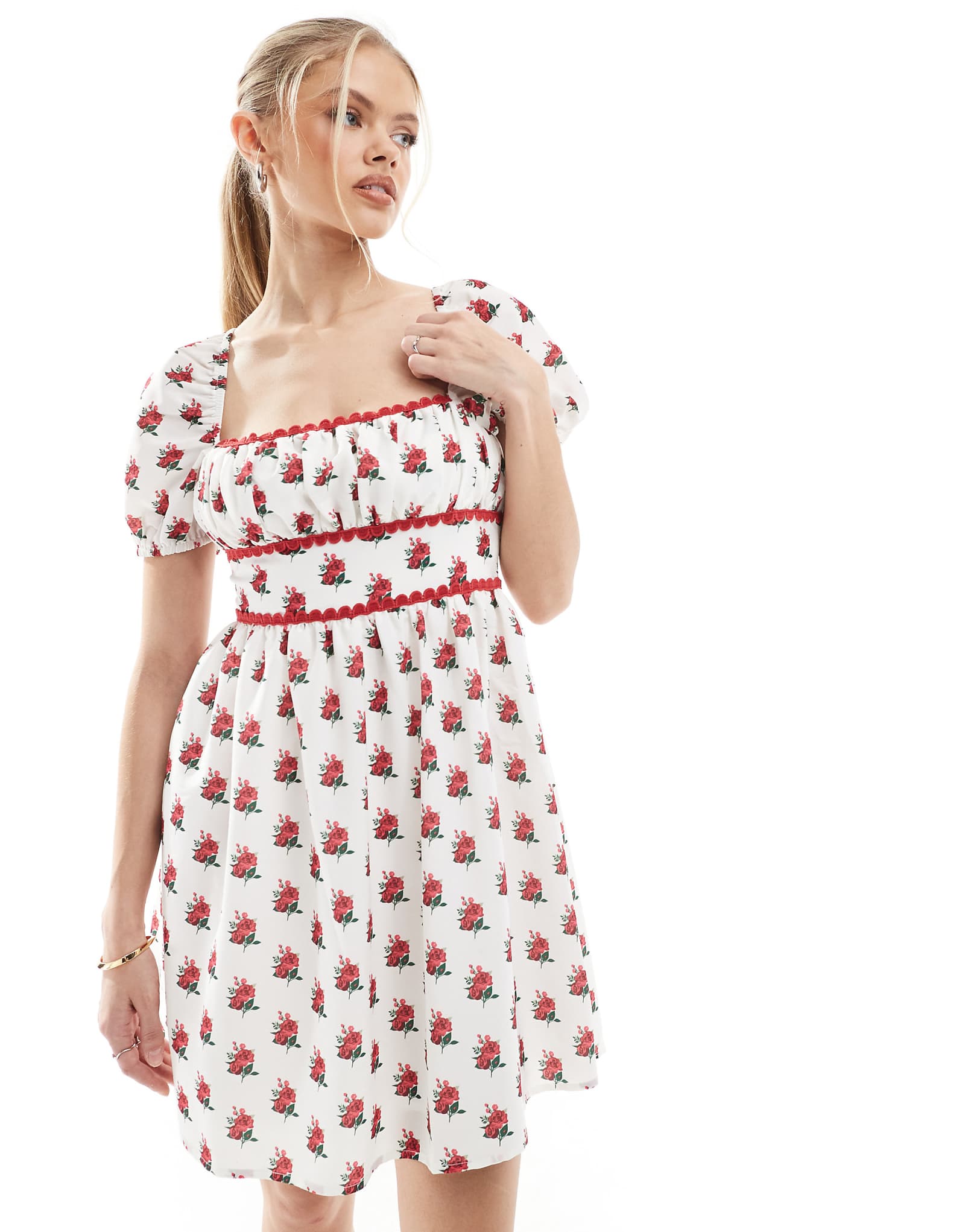 Эксклюзивное мини-платье Frolic с квадратным вырезом и пышными рукавами отделанное фестонами и завязывающееся сзади бабочкой кремового цвета в цветочек 5590₽