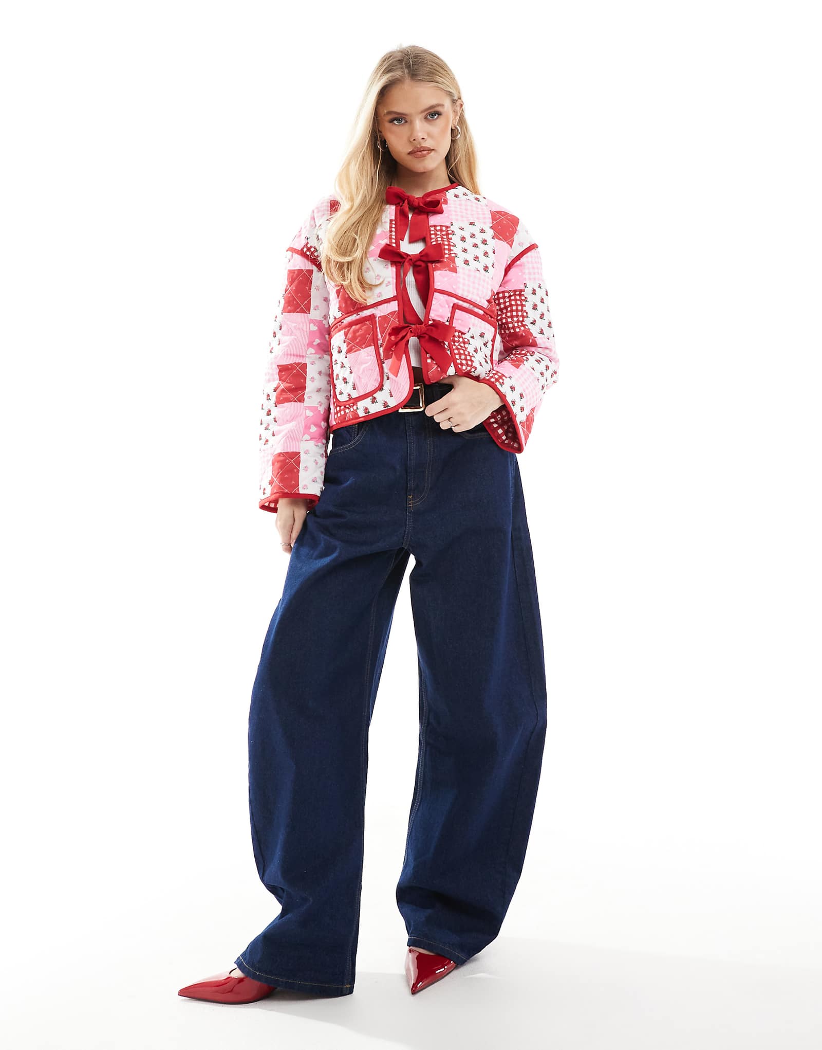 Эксклюзивный стеганый жакет-бабочка Frolic с двусторонним рисунком спереди в красную клетку и разноцветным принтом 16790₽
