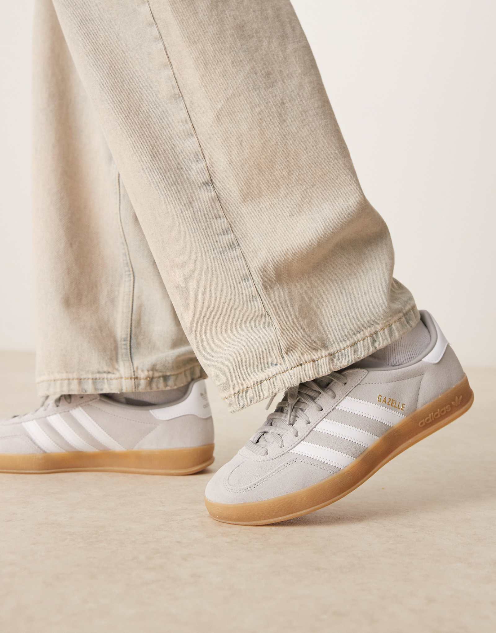 кроссовки adidas Originals Gazelle для помещений серого цвета 19590₽