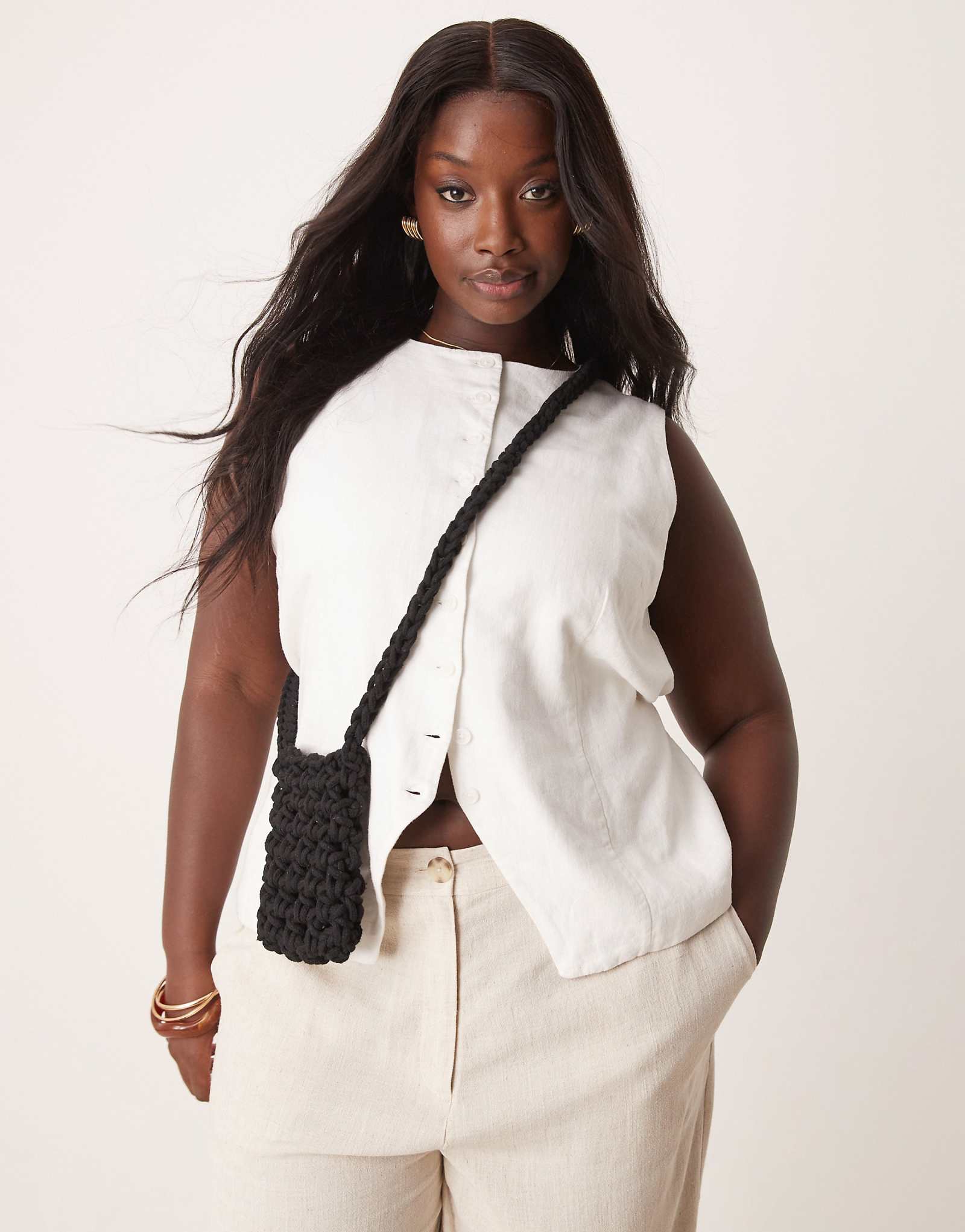 Гламурная вязаная крючком сумка для телефона через плечо черного цвета 6490₽