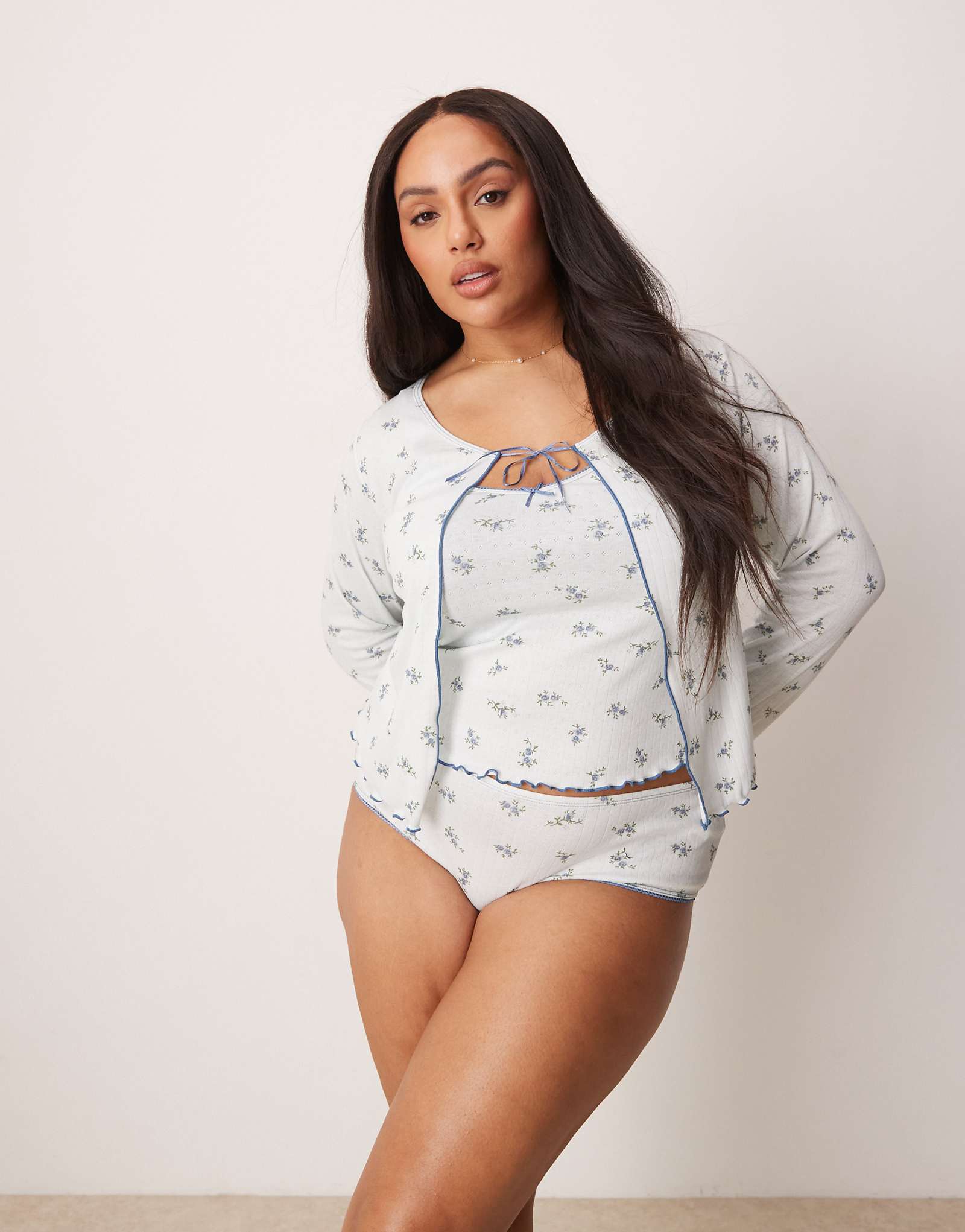 Кардиган ASOS DESIGN Curve Freya pointelle с синим цветочным принтом 1990₽