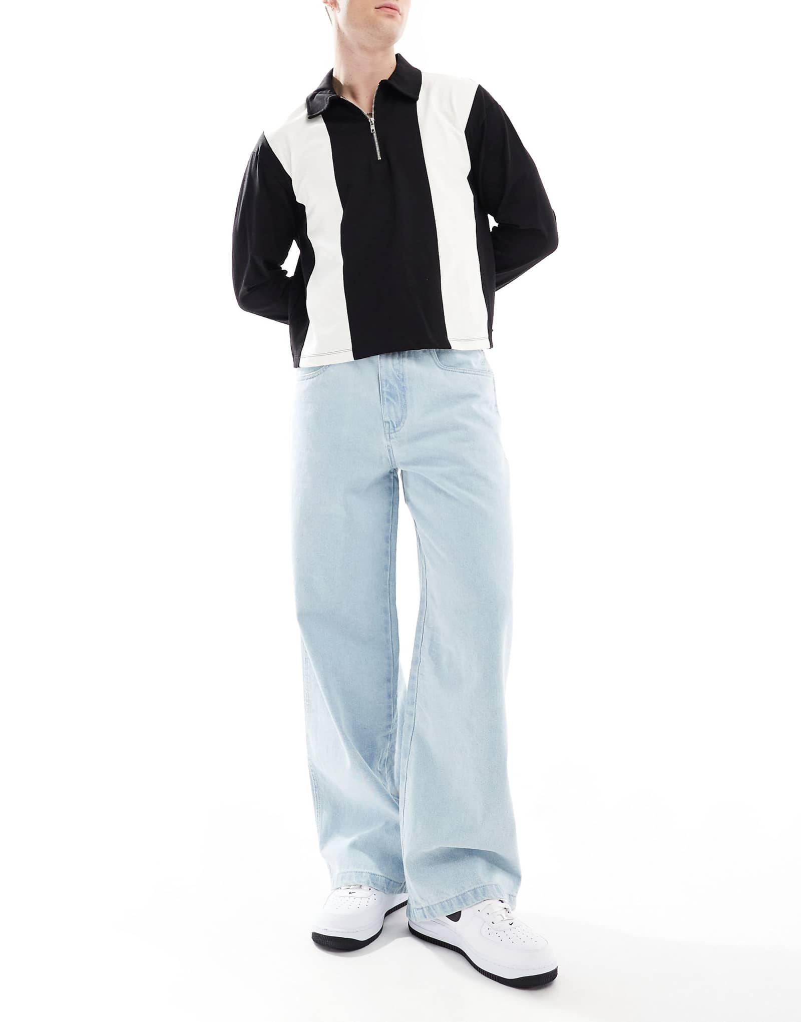 Еще одно влияние оказали широкие джинсы denim в обесцвеченном синем цвете