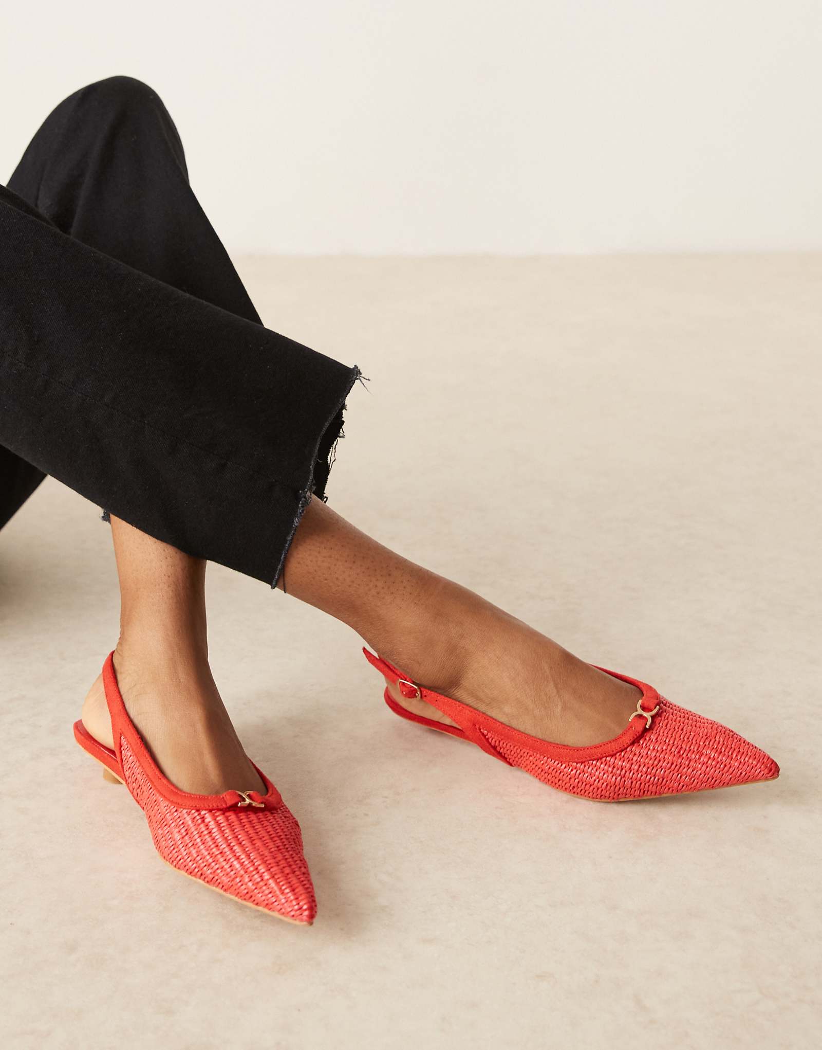 Гламурные туфли на низком каблуке с ремешками из красной рафии 8990₽