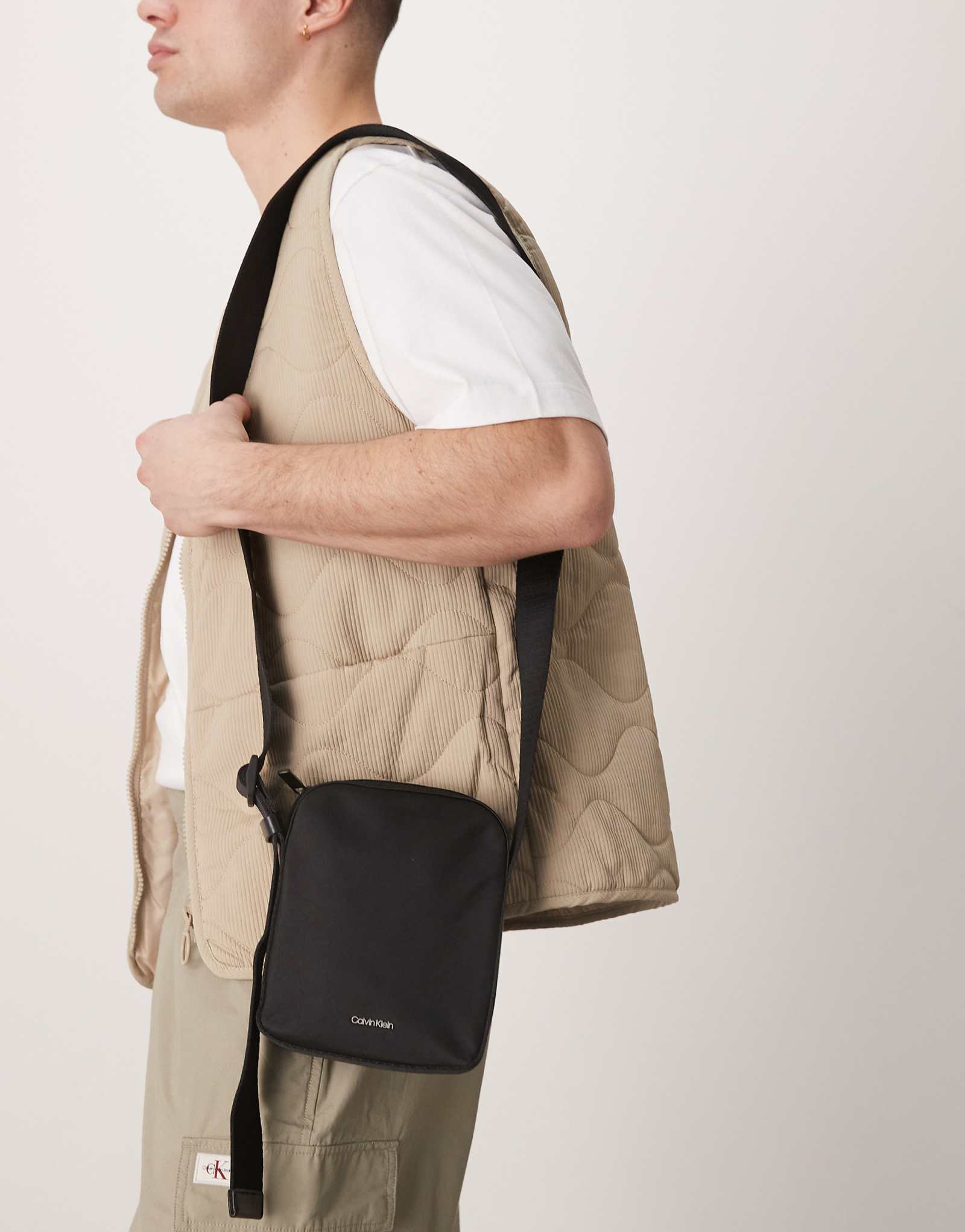 Репортерская сумка Calvin Klein черного цвета 9690₽