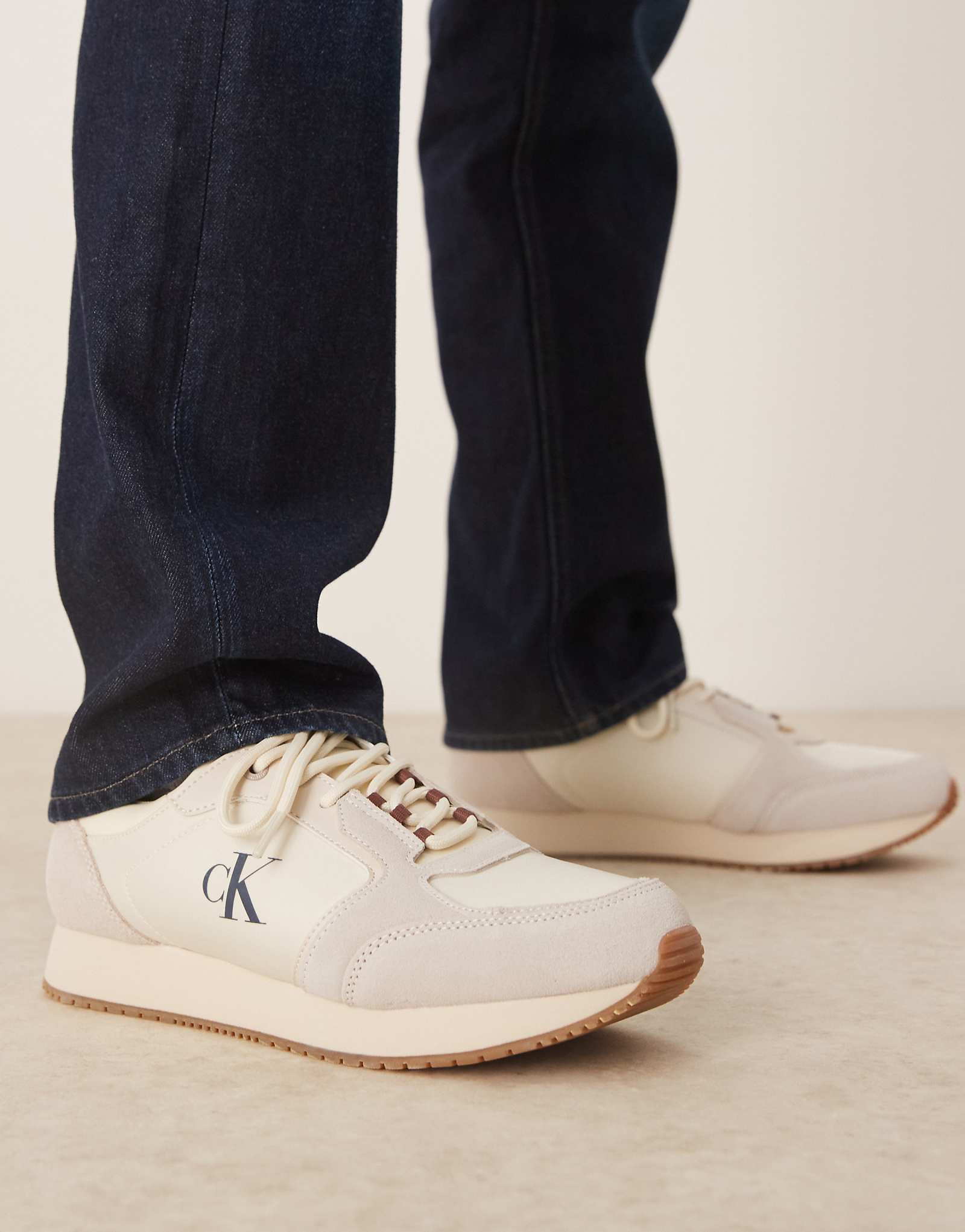 Кроссовки Calvin Klein Jeans для бега бежевого цвета на резиновой подошве 19290₽