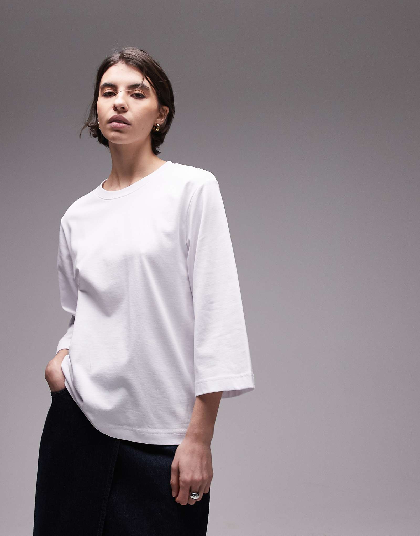 Белая футболка ARKET heavyweight с рукавом 34 10590₽