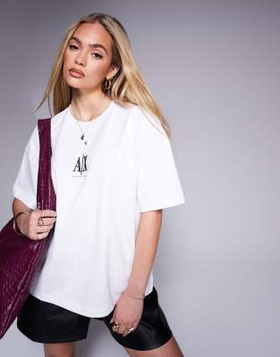 Белая футболка оверсайз с центральным логотипом Armani Exchange