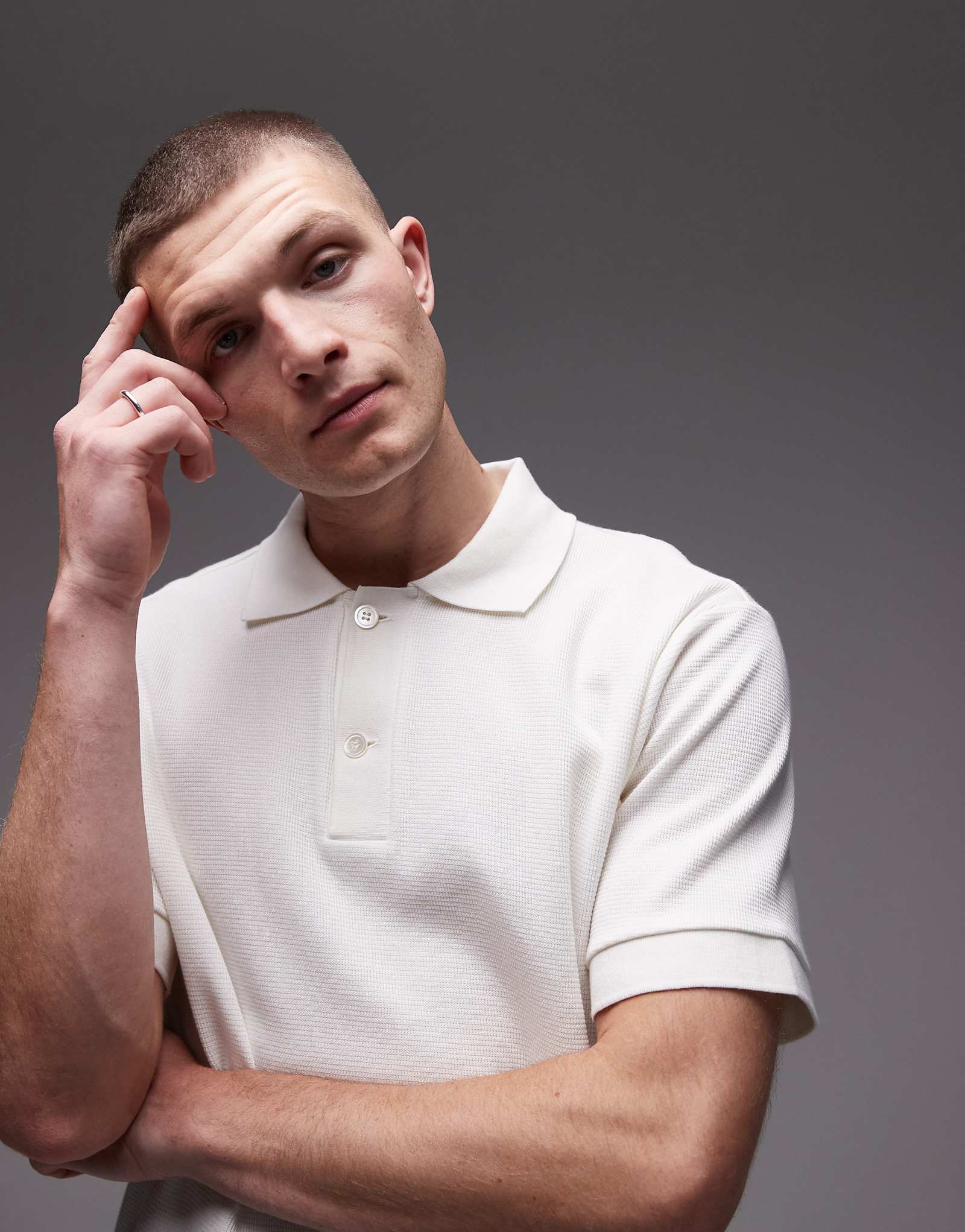 Рубашка поло из текстурированного джерси ARKET с коротким рукавом белого цвета 14390₽