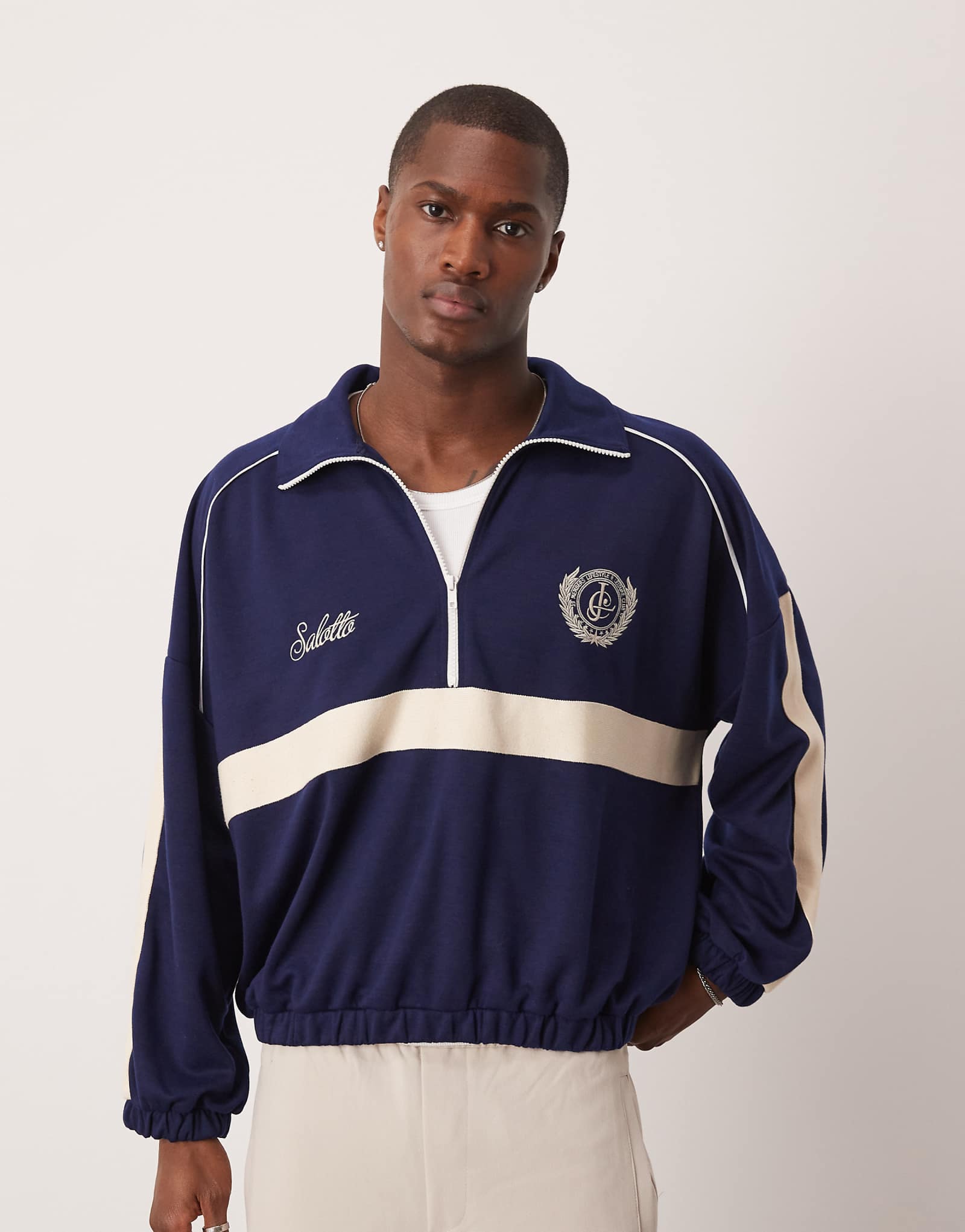 Облегающий свитер с заниженным плечом от ASOS DESIGN оверсайз на молнии с принтом на груди темно-синего цвета 5890₽