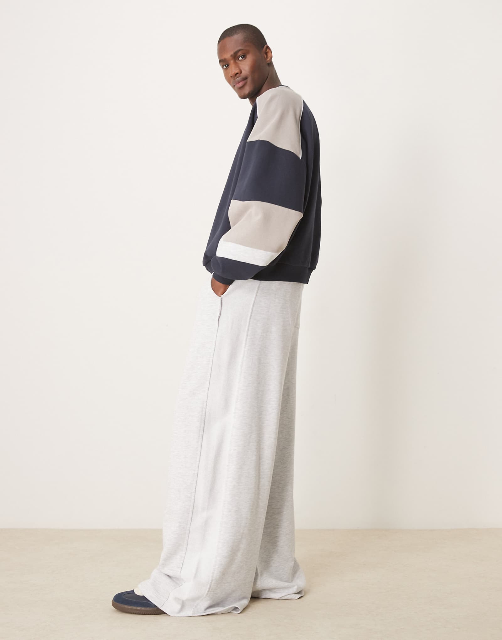 Дизайнерские спортивные брюки ASOS с очень широкими штанинами и боковыми вставками из серого вереска 5490₽