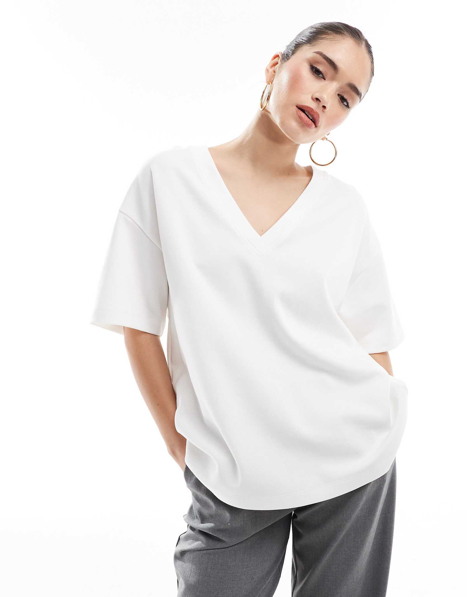 Белая футболка с v-образным вырезом оверсайз от Bershka 4690₽