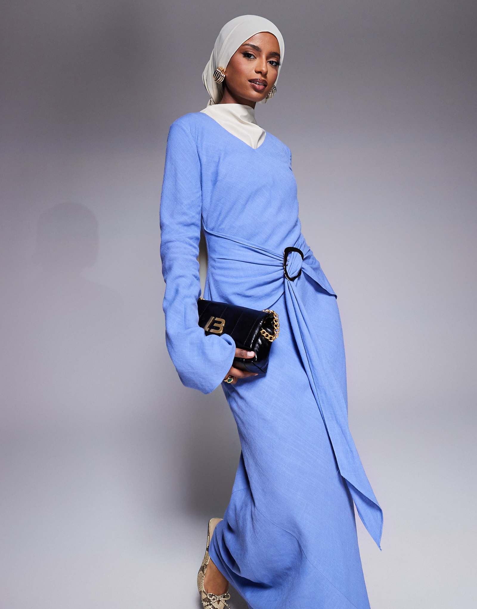 Макси-платье Daska с длинным рукавом и поясом нежно-голубого цвета