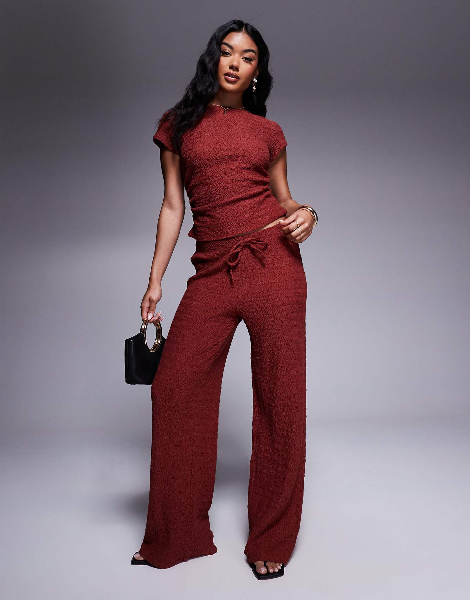 Широкие облегающие брюки ASOS DESIGN с текстурой коричневого цвета 5690₽