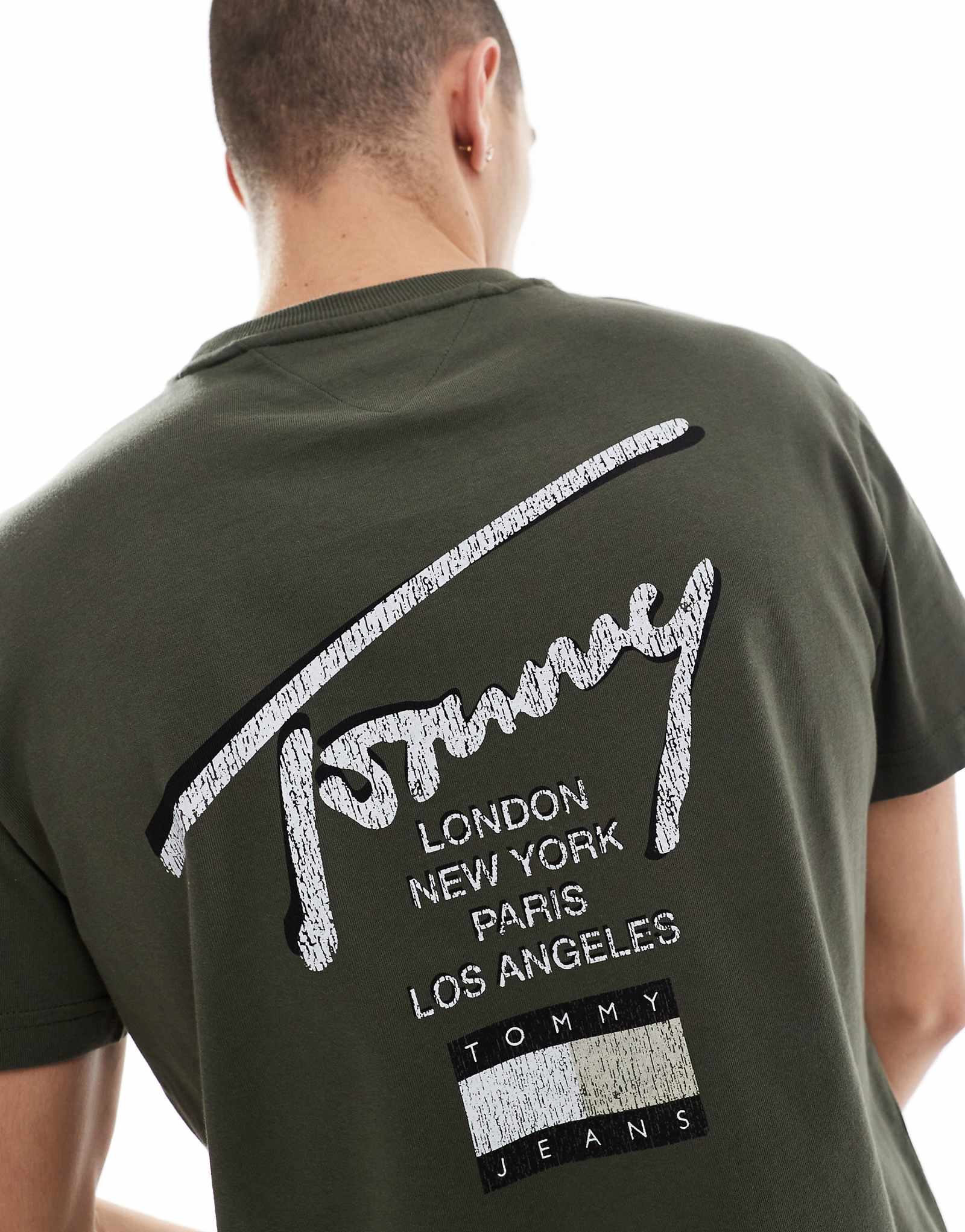Обычная футболка Tommy Jeans с фирменным принтом на спине оливково-зеленого и белого цветов 7290₽
