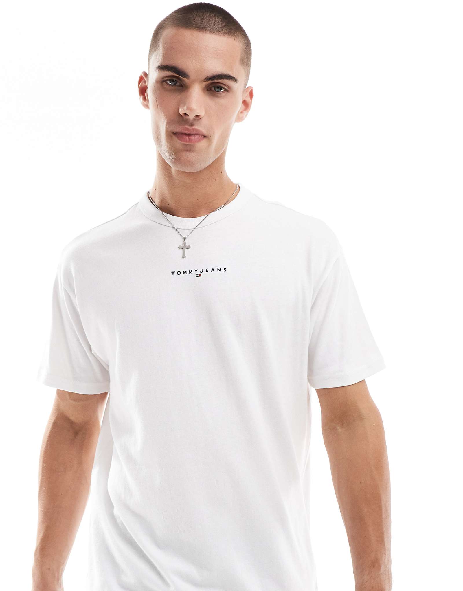 Футболка с линейным логотипом Tommy Jeans на груди белого цвета 7390₽