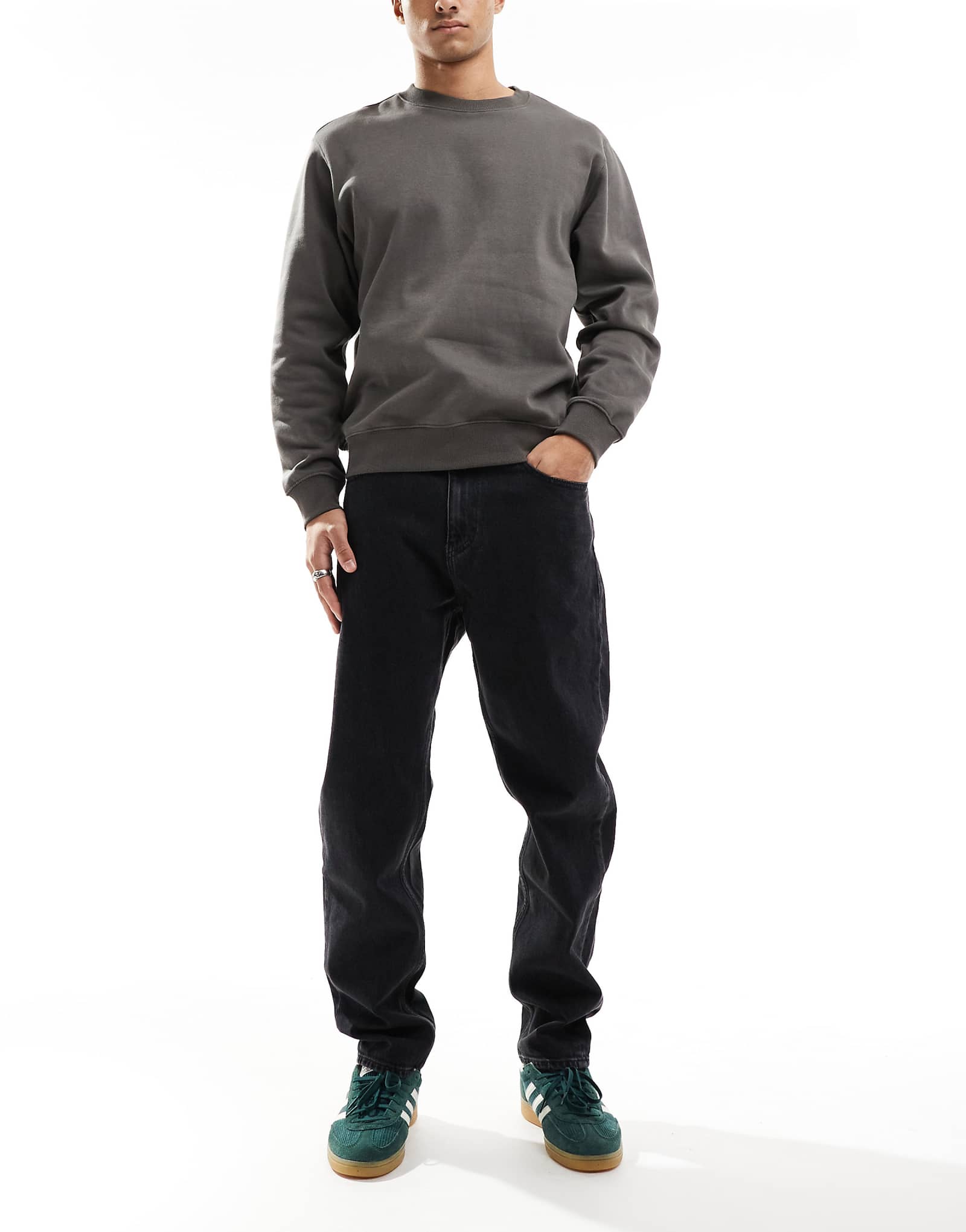 Джинсы Tommy Jeans Isaac свободного кроя зауженного силуэта черного цвета 16690₽