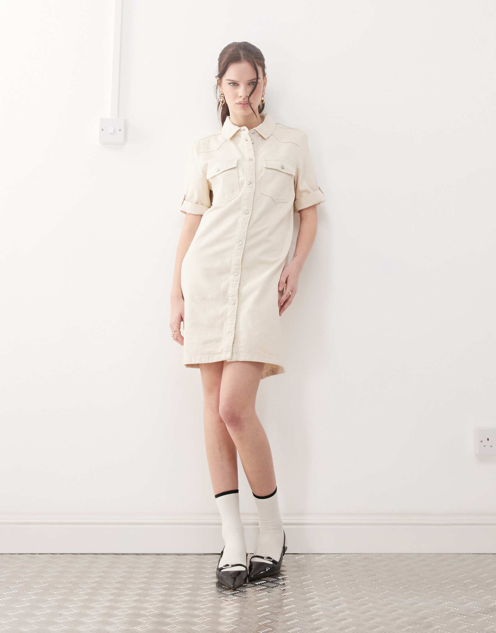 Джинсовое мини-платье Noisy May с закатанными рукавами кремового цвета 3990₽