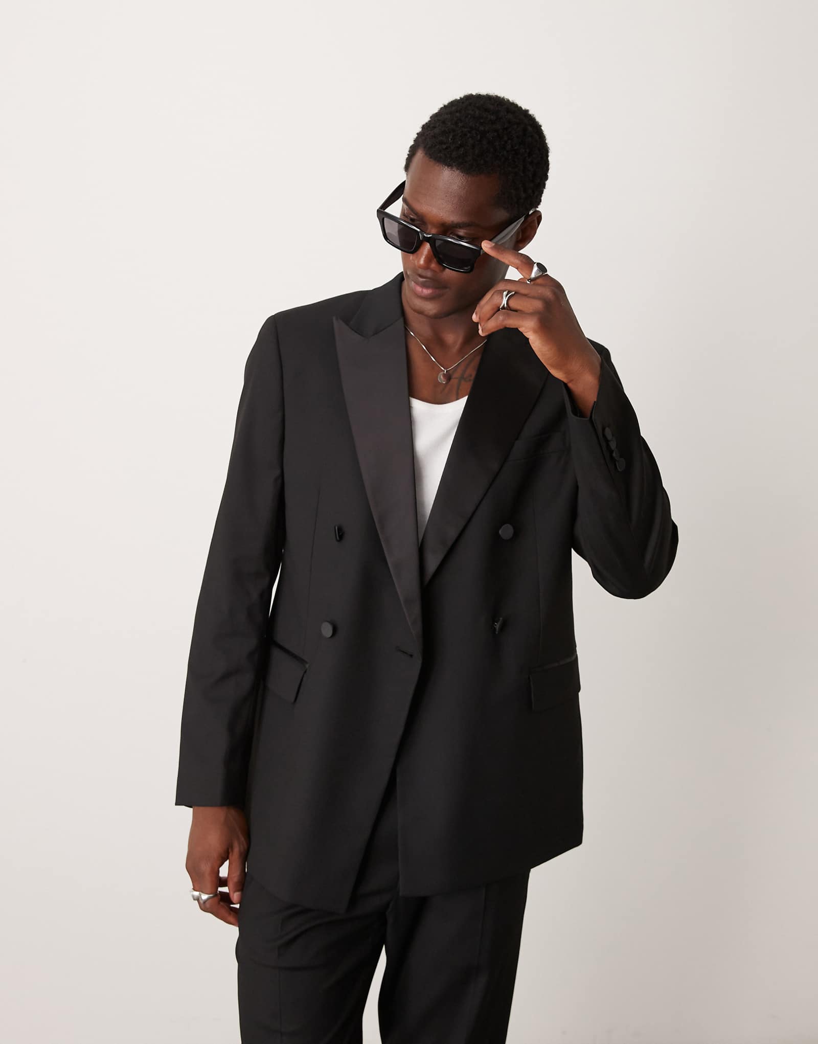 Двубортный приталенный блейзер с отворотом Mango peak черного цвета - часть комплекта 31090₽