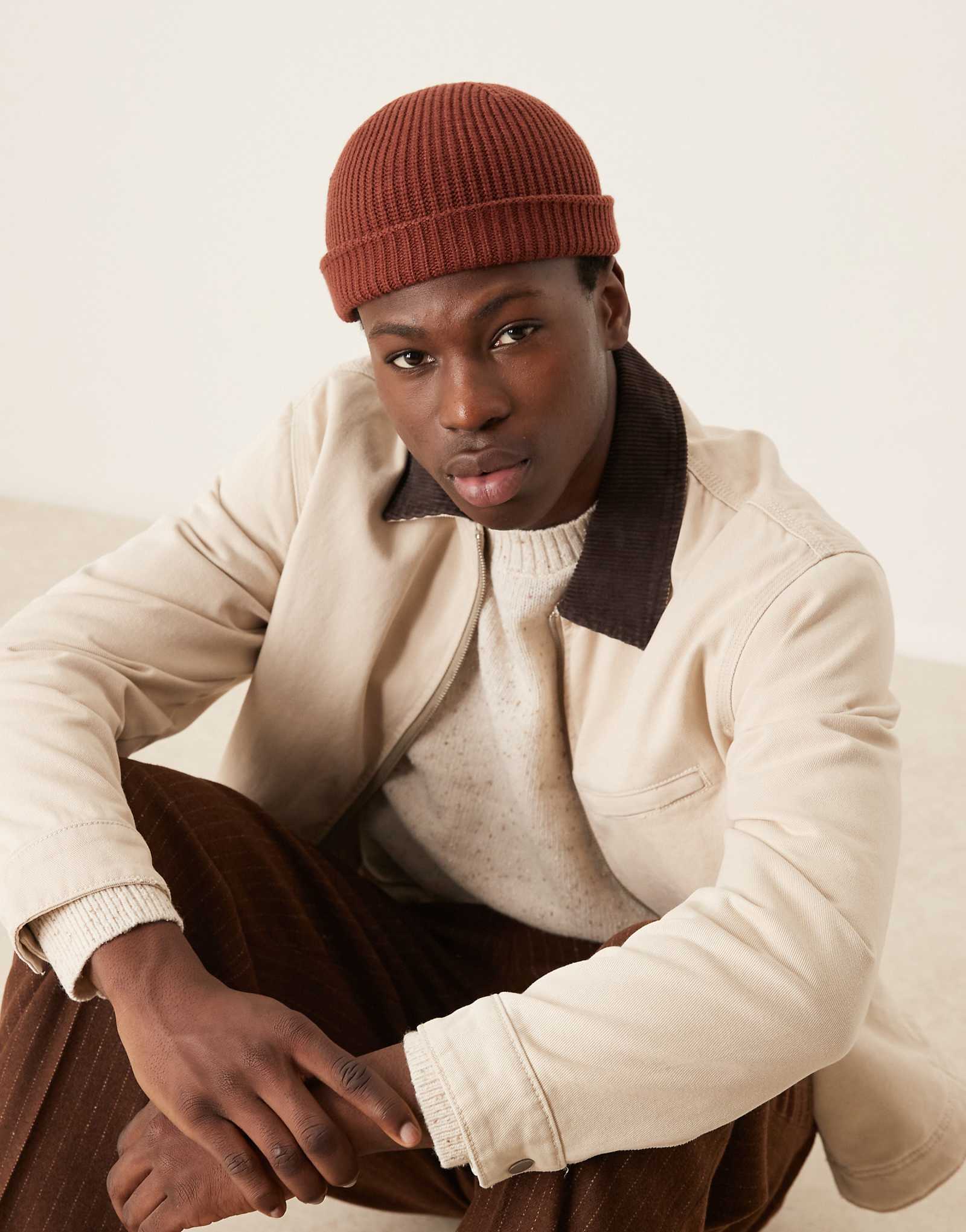 Маленькая шапочка в рубчик из манго бордового цвета 6090₽