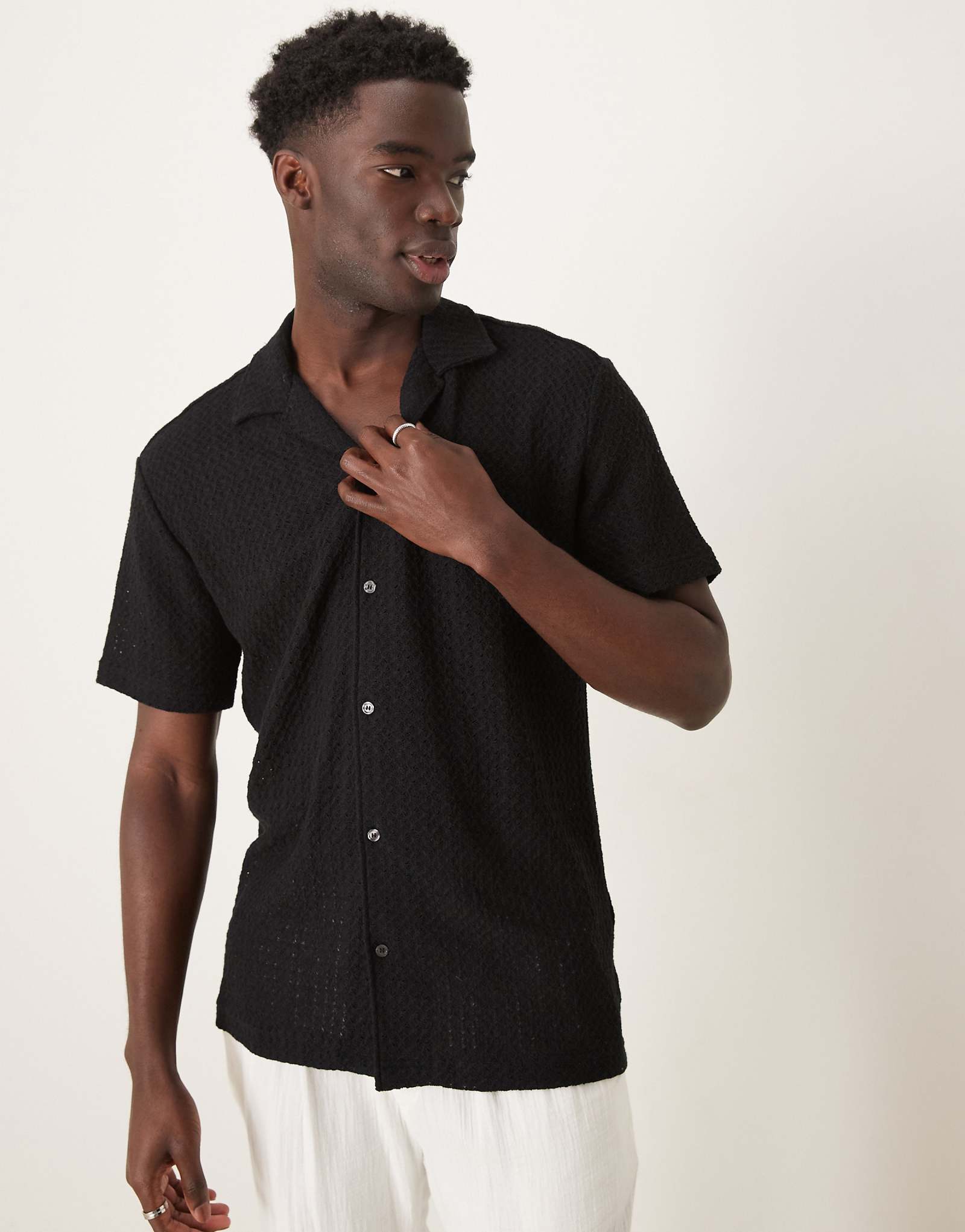 Черная рубашка с воротником revere от Selected Homme с текстурированным воротником revere 13590₽