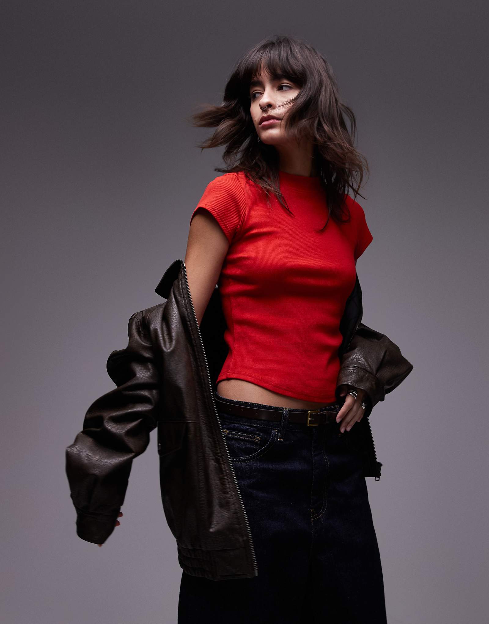 Футболка с округлым подолом в рубчик от Topshop ржаво-красного цвета 3490₽