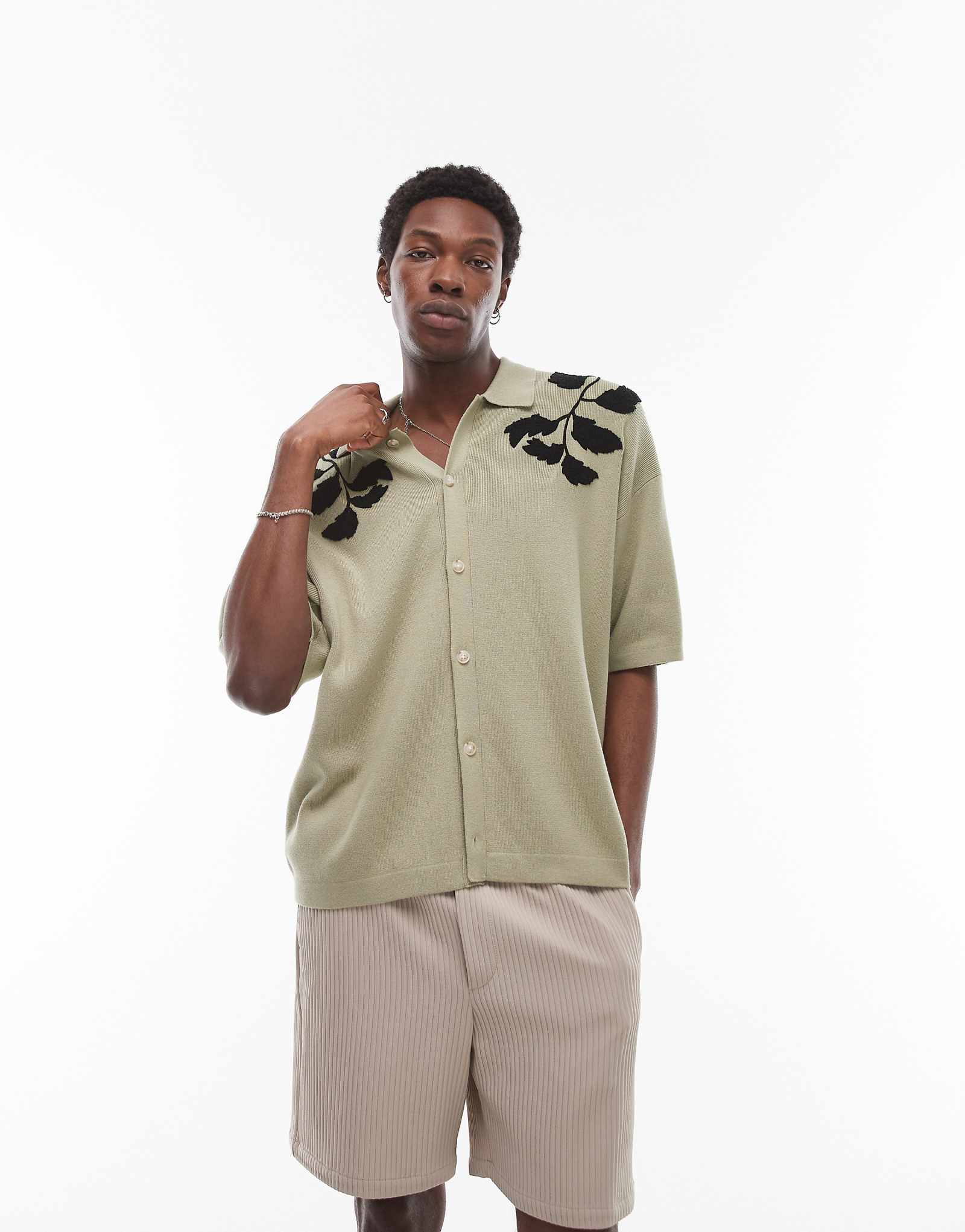 Вязаная рубашка с вышивкой в цветочек от Topman в оттенках шалфея и черного 2990₽