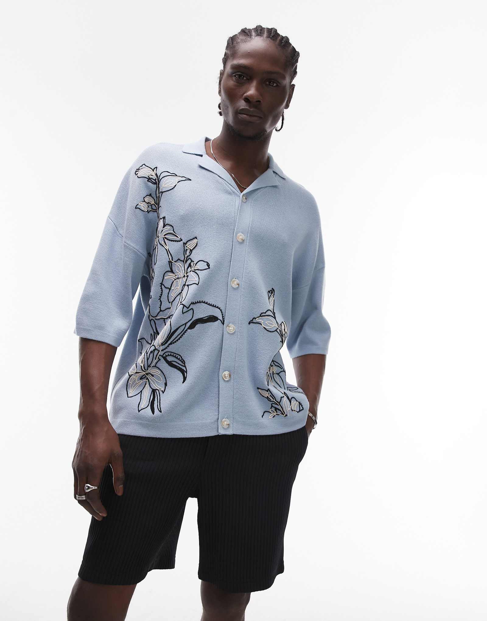 Вязаная рубашка с вышивкой в цветочек и непринужденным воротником-стойкой Topman светло-голубого цвета 3590₽