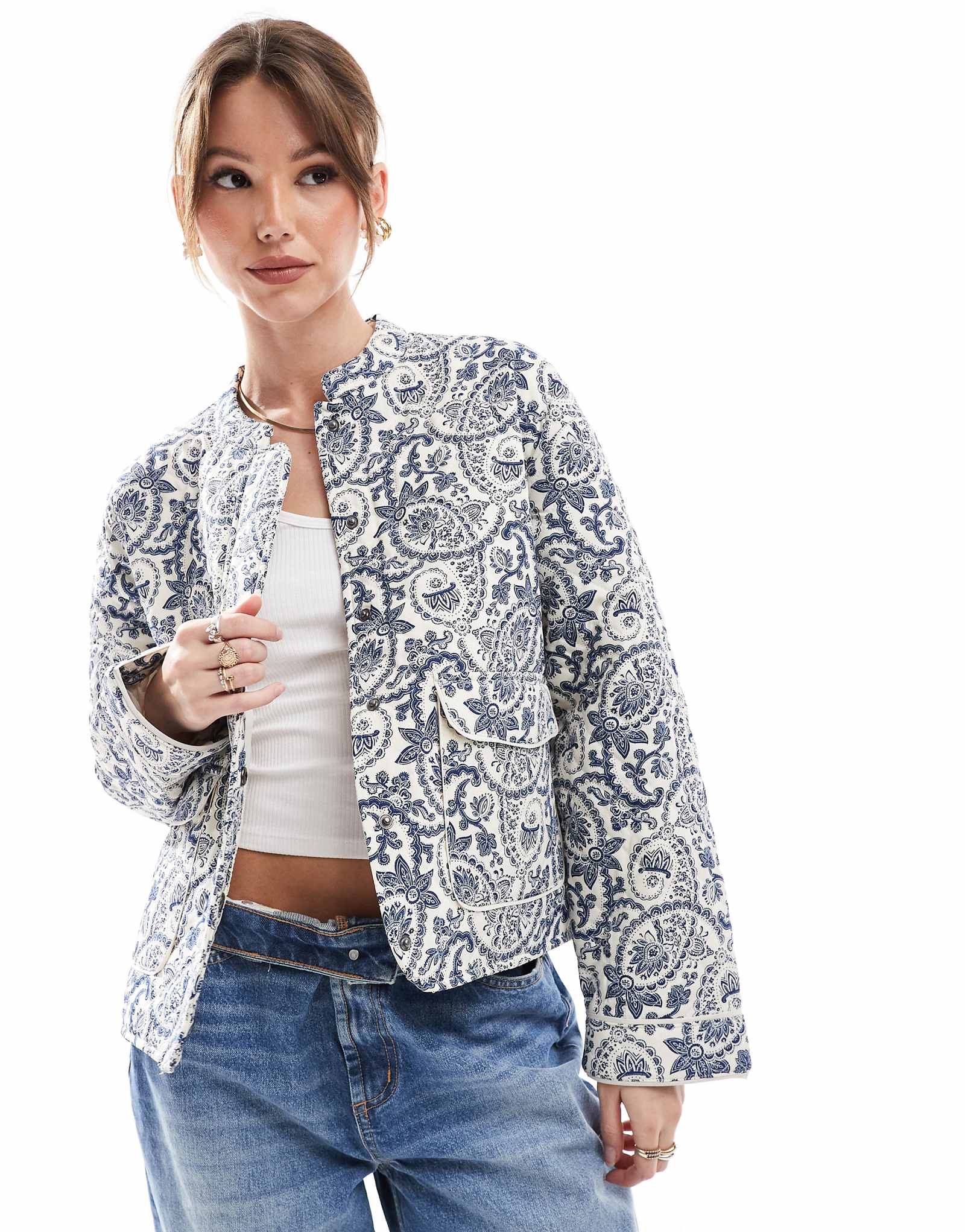 ЕДИНСТВЕННАЯ стеганая короткая куртка с синим жаккардовым принтом 16490₽