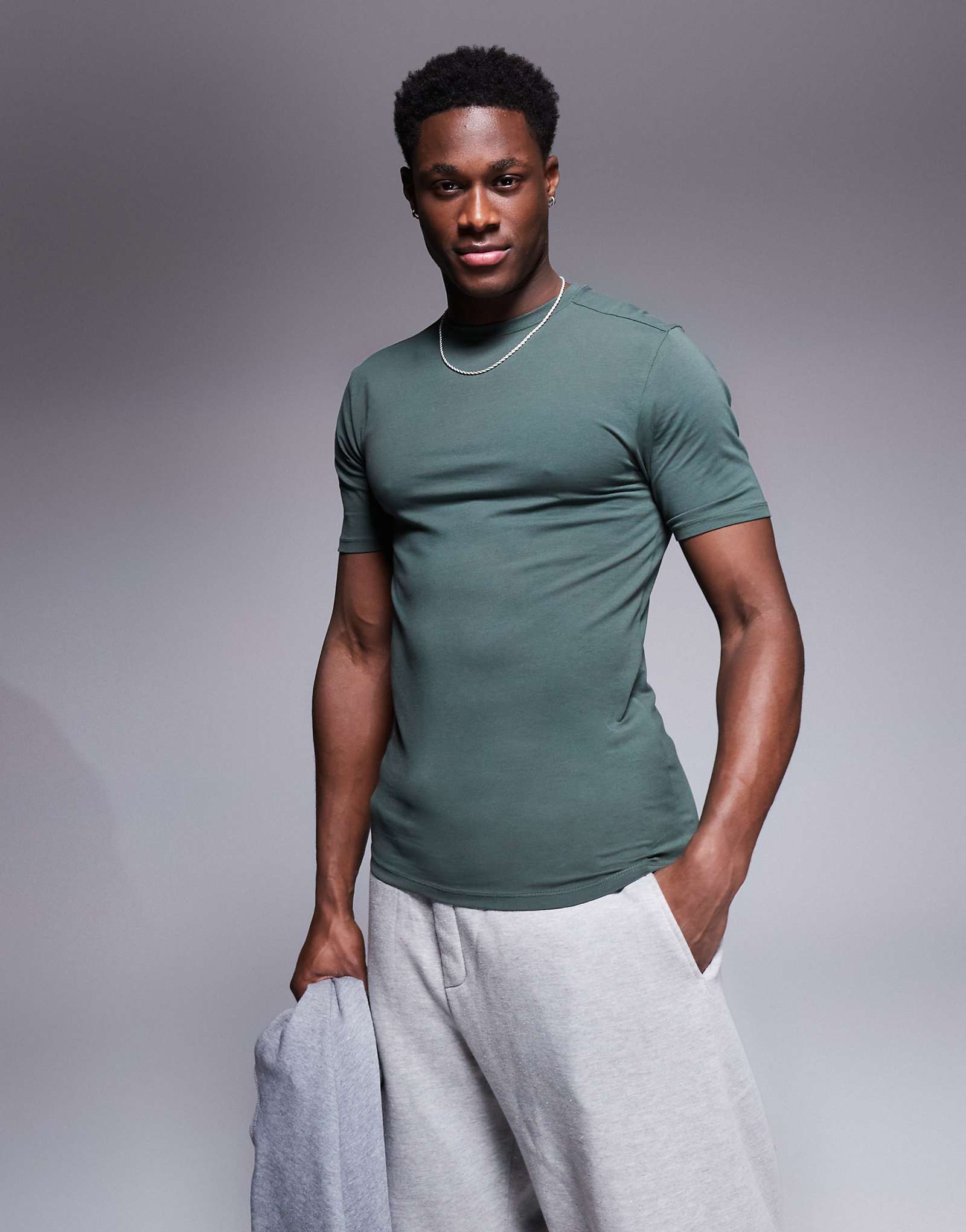 Футболка River Island muscle fit цвета темного хаки 3790₽