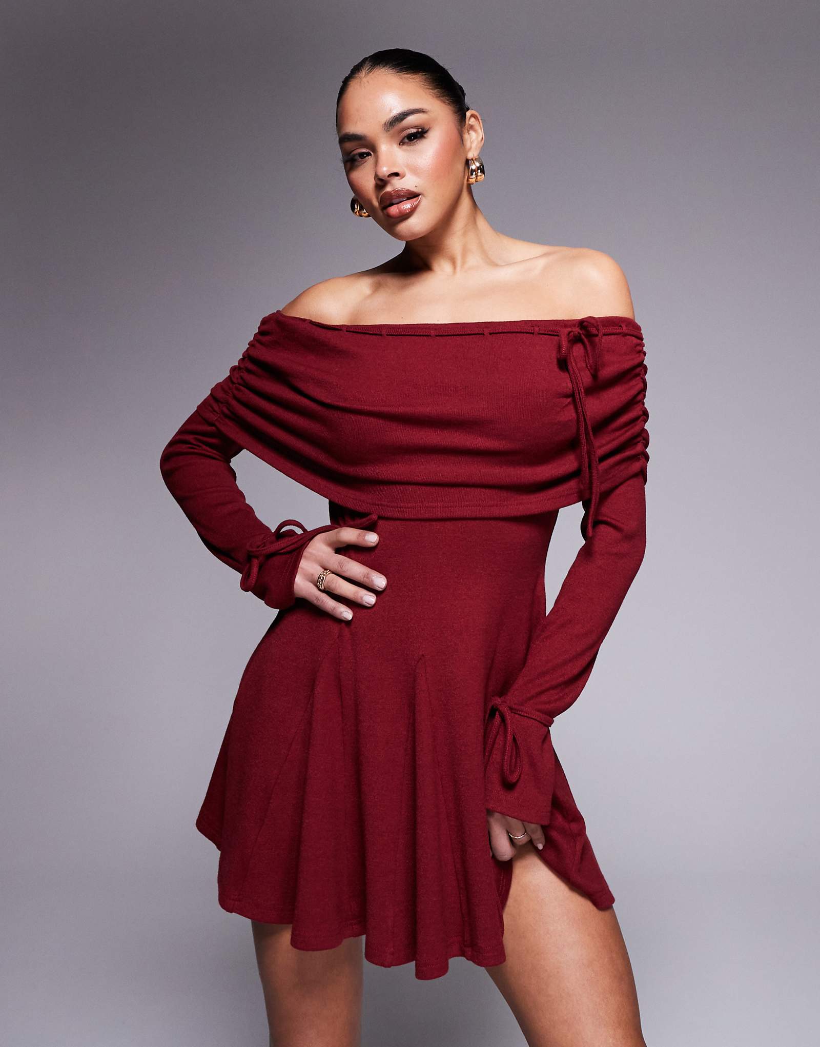 Эксклюзивное трикотажное мини-платье Murci bardot со складками и заниженным низом бордового цвета 3590₽
