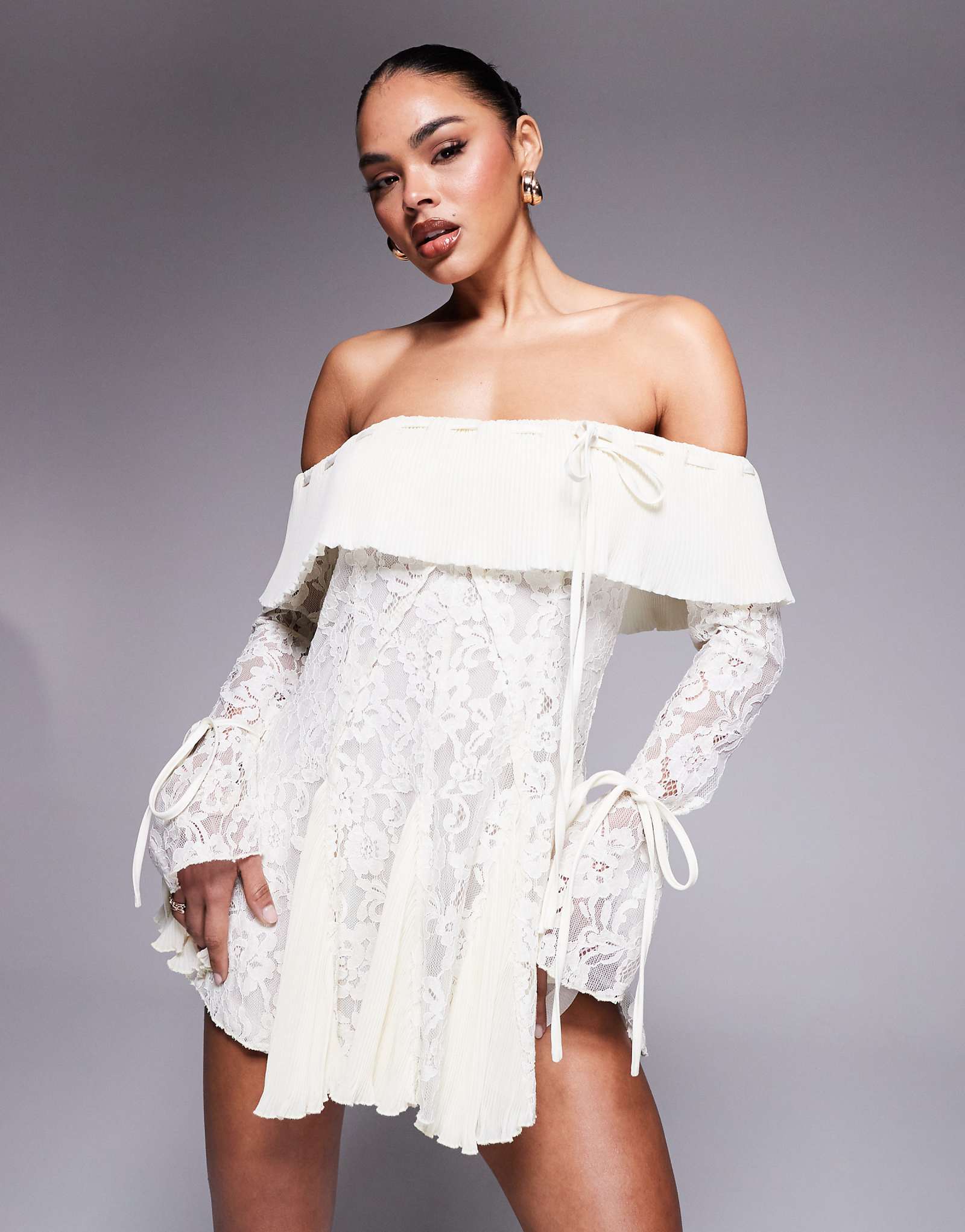 Эксклюзивное кружевное мини-платье кремового цвета от Murci в обтяжку от bardot с расклешенными рукавами 19590₽