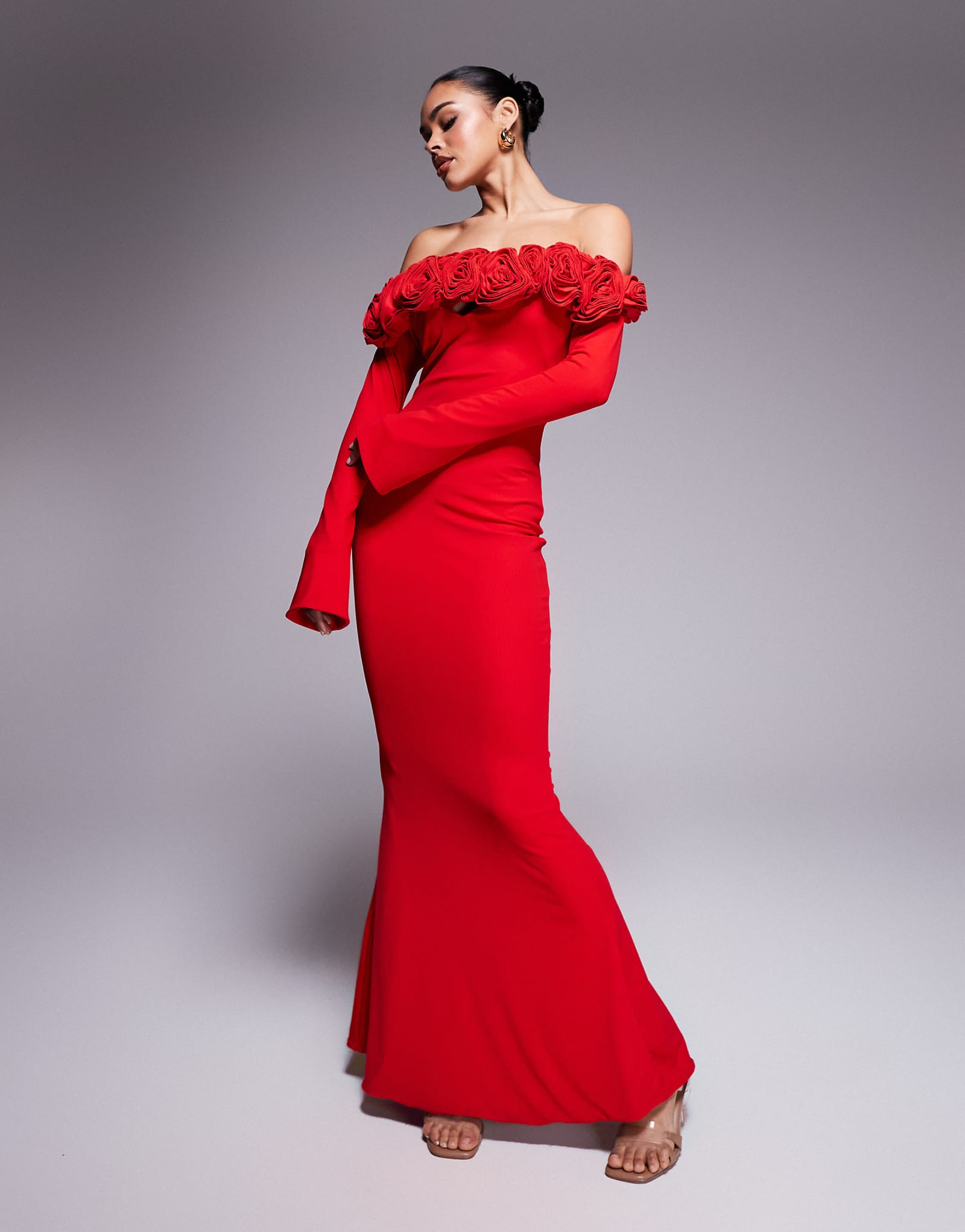 Красное облегающее макси-платье Wanderdoll Ainsleigh с корсажем и открытыми плечами и расклешенными рукавами 34490₽