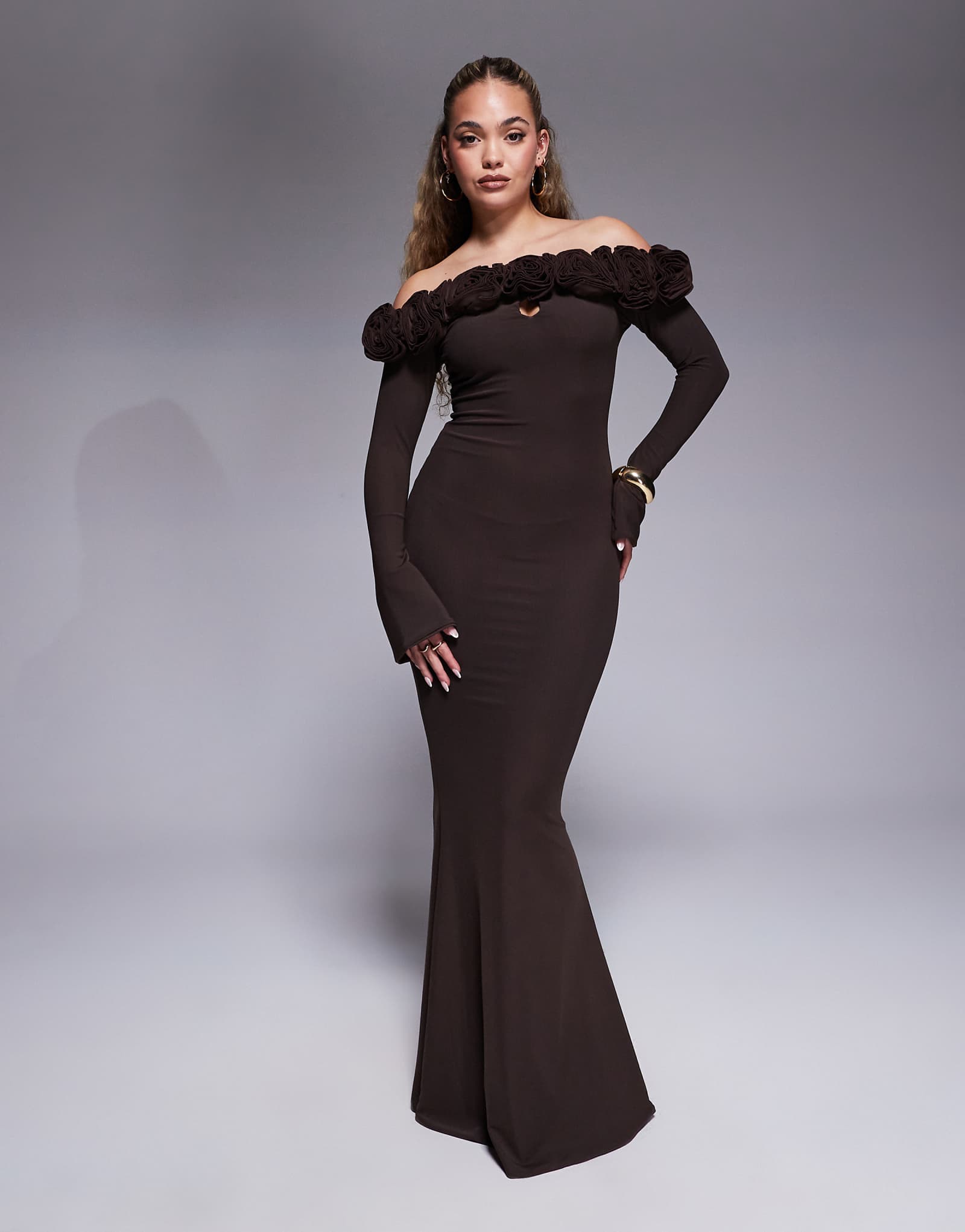 Облегающее макси-платье Wanderdoll Ainsleigh с открытыми плечами и корсажем шоколадного цвета 25890₽