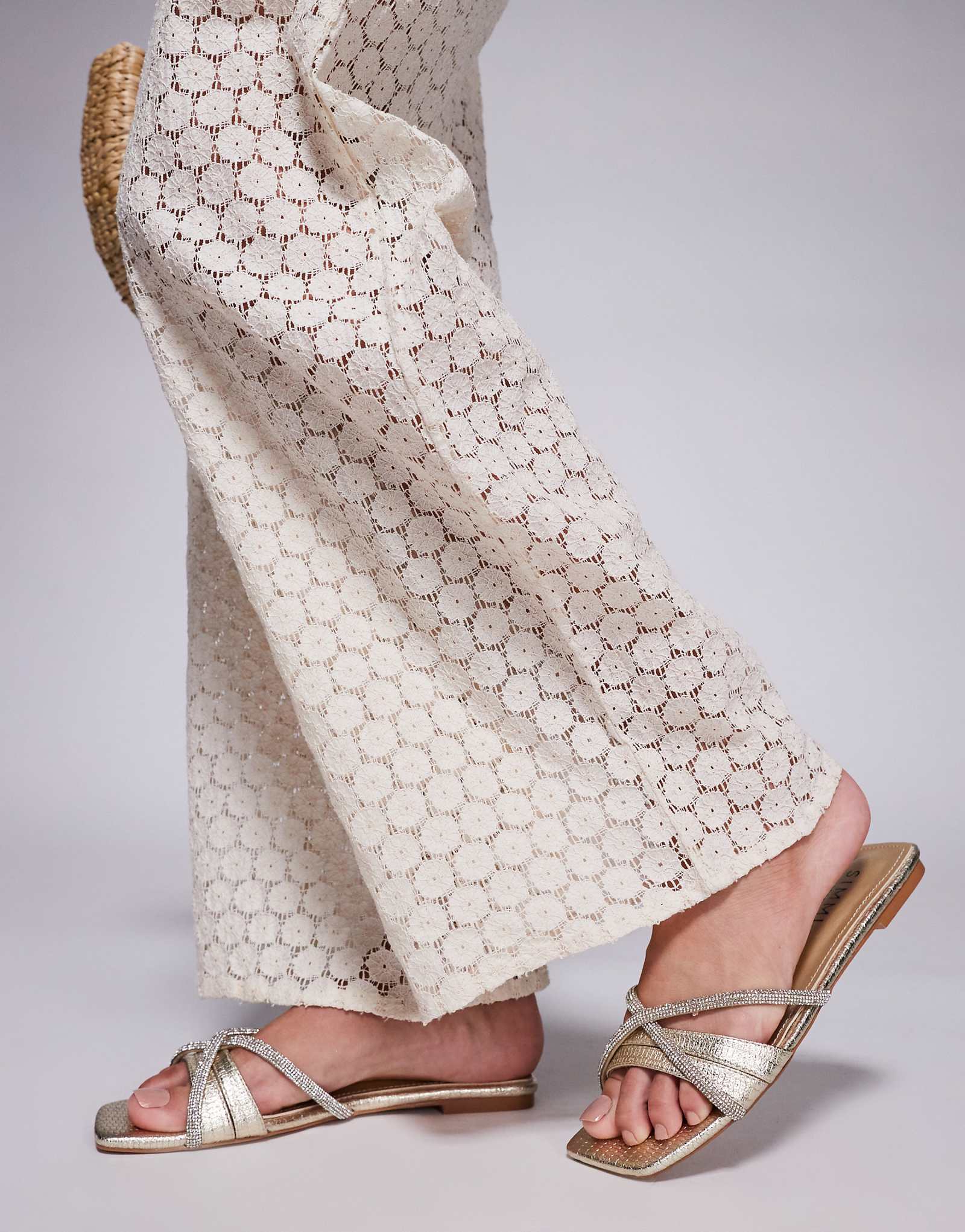 Золотистые сандалии с украшенными ремешками от Simmi London Seraph 5990₽