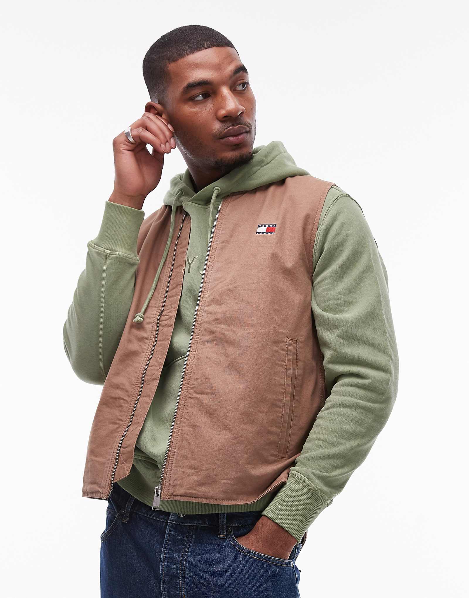 Джинсовый жилет Tommy jeans коричневого цвета 17090₽