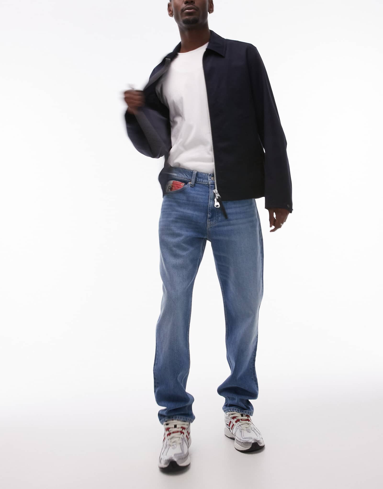 Узкие прямые джинсы Tommy Jeans Ryan темно синего цвета 8490₽