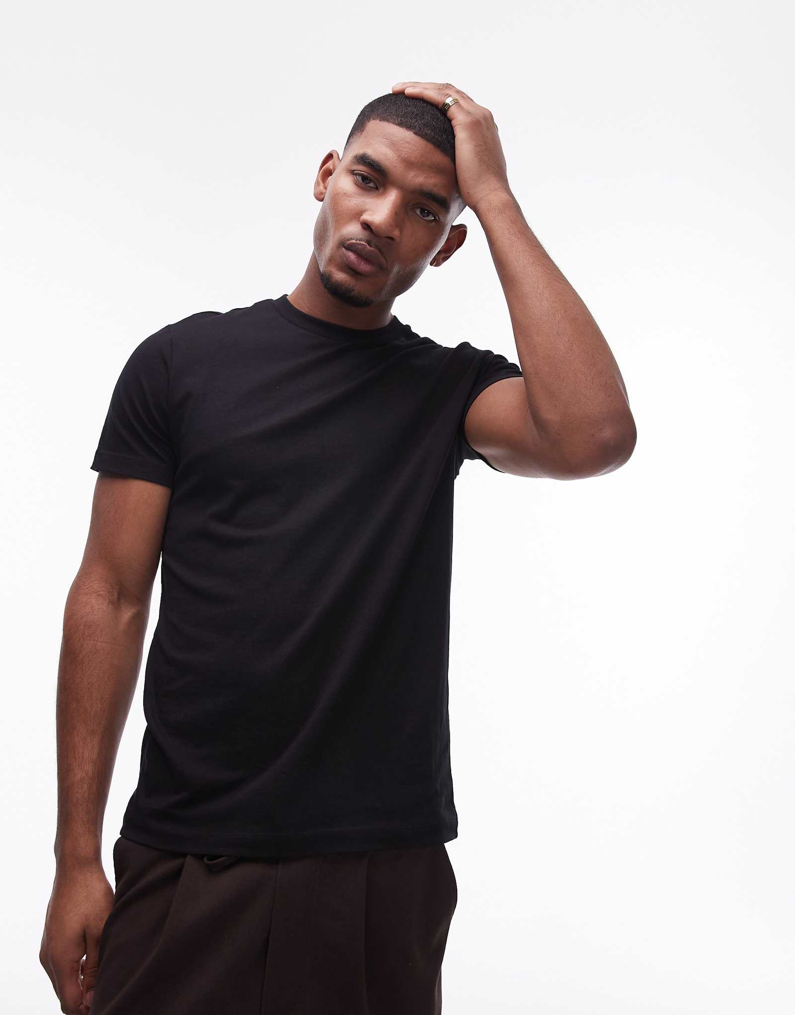 Базовая футболка Mango с коротким рукавом черного цвета 3490₽