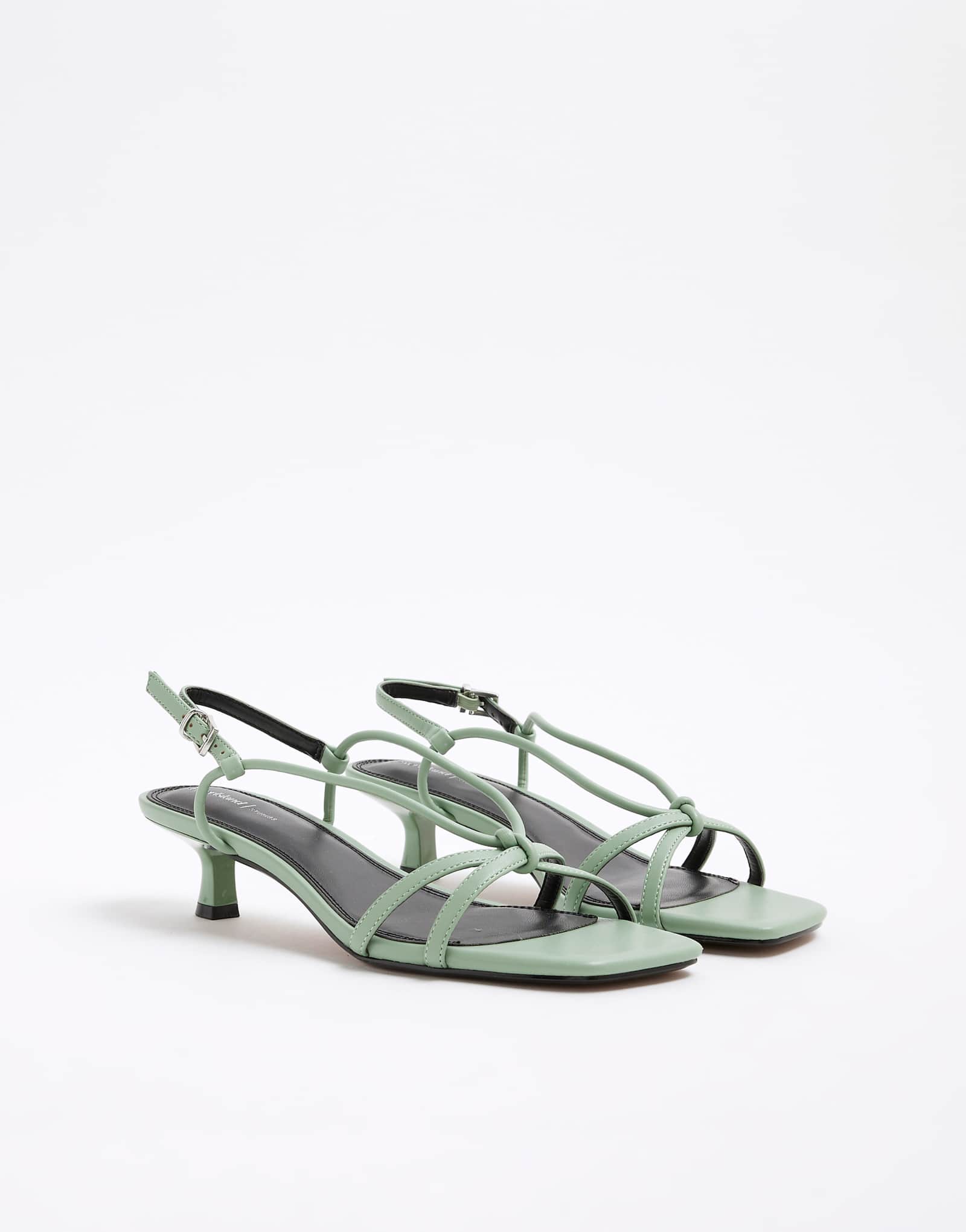 Светло-зеленые босоножки на каблуке с ремешками в виде котенка от River Island